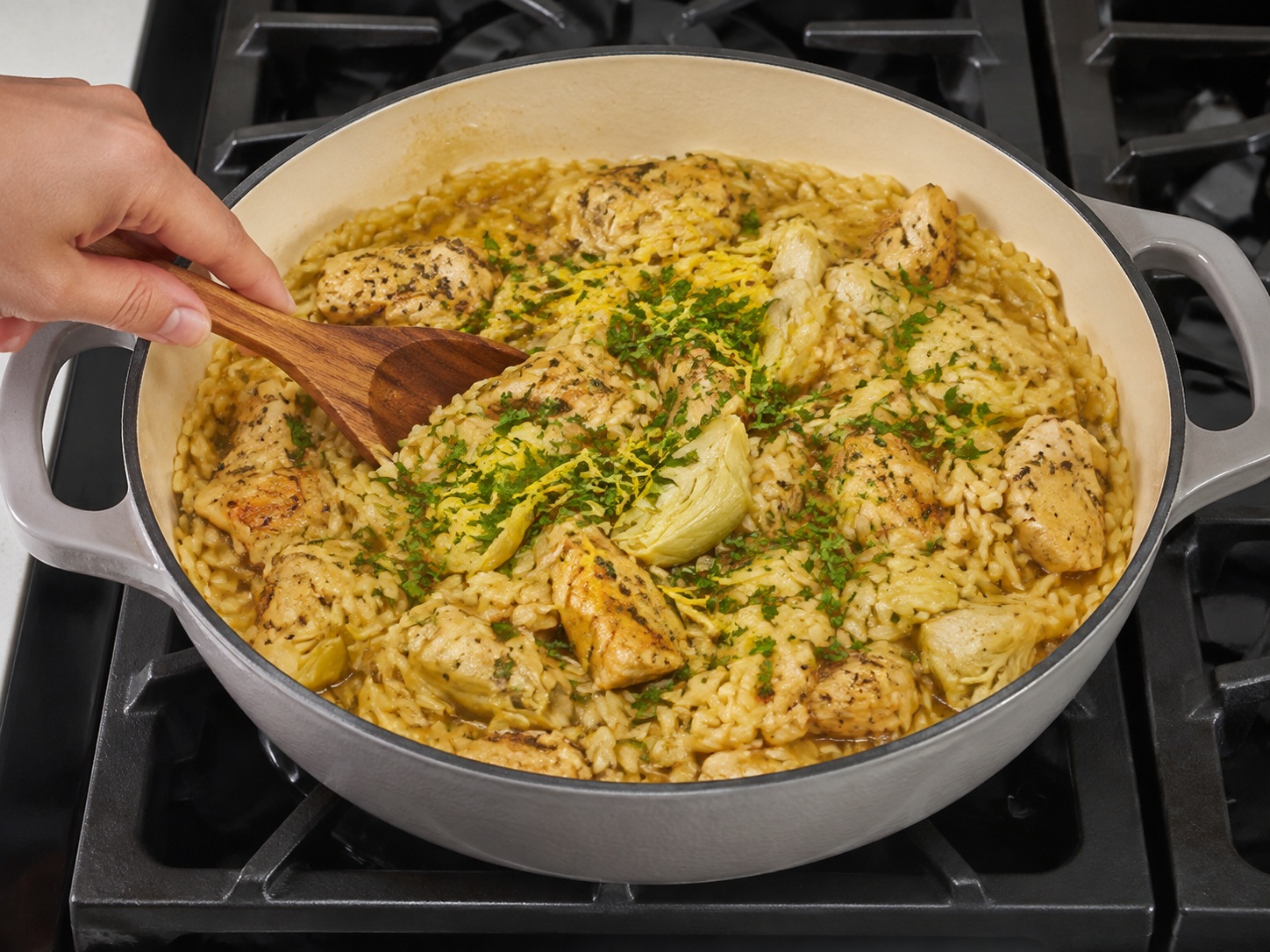Italian Chicken, Artichoke at Lemon Orzo — Patayin ang apoy, ihalo ang lemon juice at parsley, saka ihain.