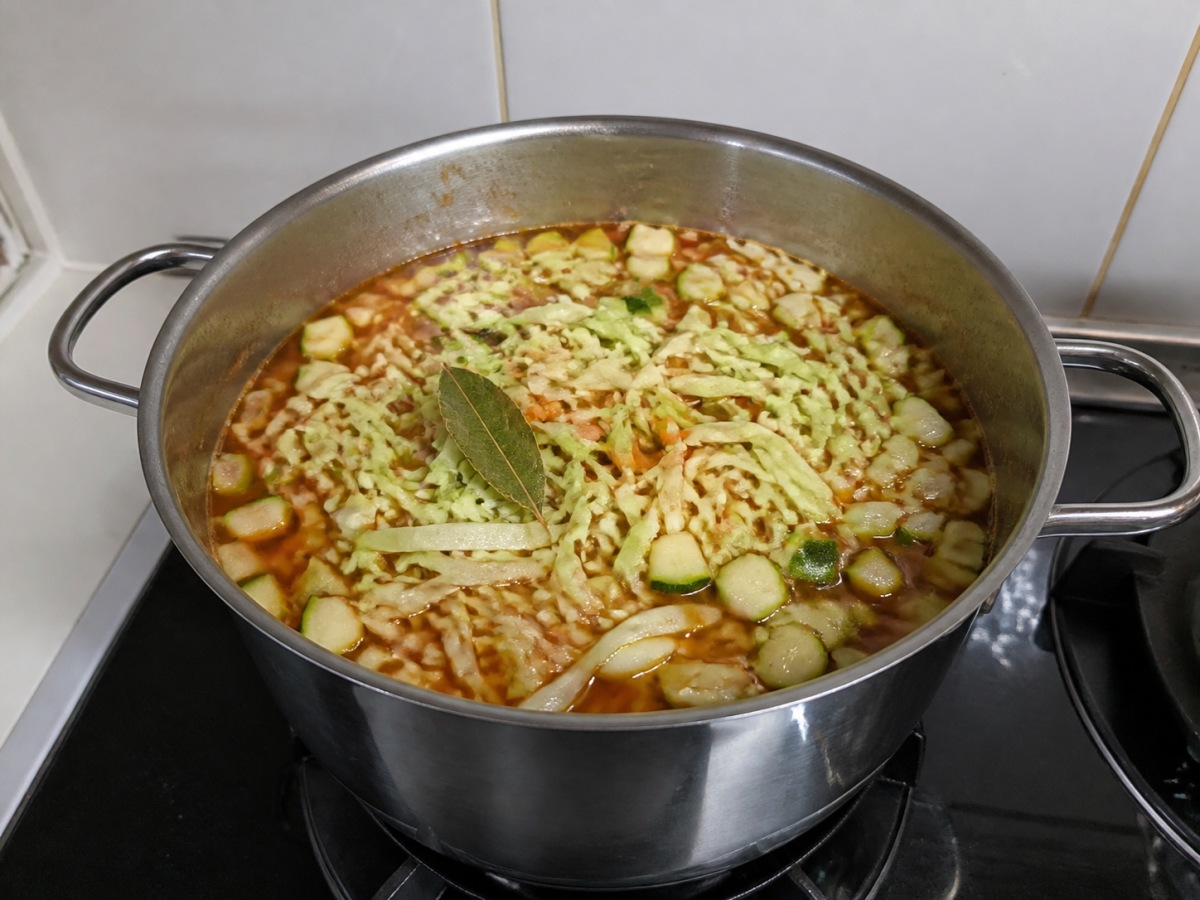 意式雜菜豆通粉湯 — 煮椰菜西葫蘆