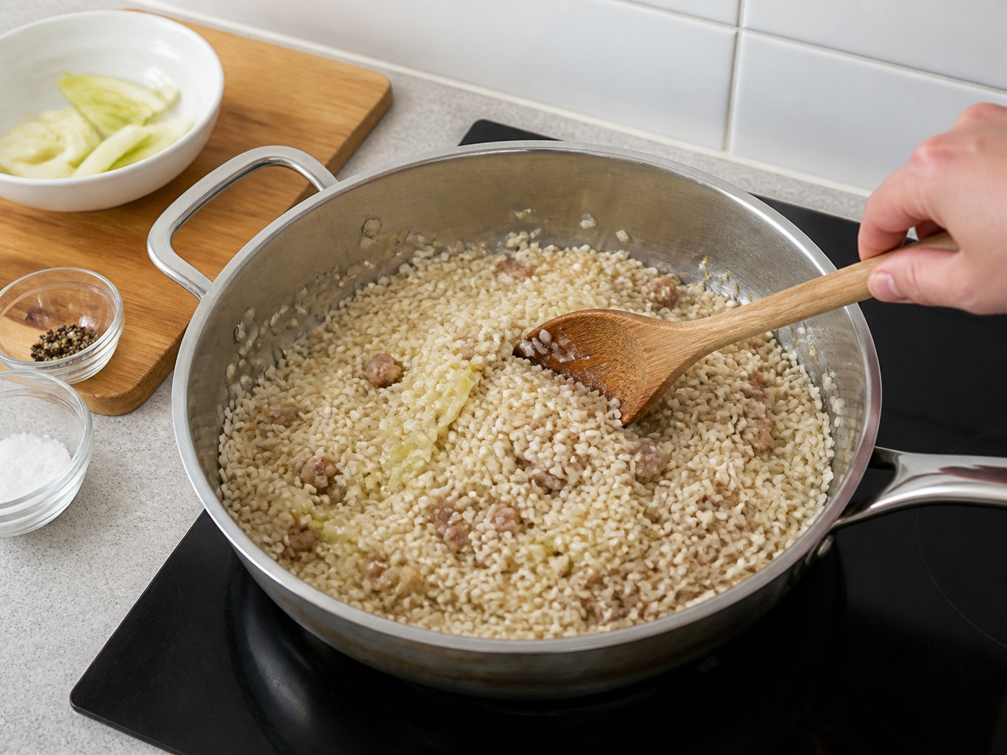 Idagdag ang Arborio rice at haluin nang 2 minuto hanggang maging malinaw ang gilid ng butil: Idagdag ang Arborio rice at haluin nang 2 minuto hanggang maging malinaw ang gilid ng butil. Gawin nang maingat, sundin ang init, oras at kalagayan ng sangkap, at tiyakin ang pagkakaluto bago magpatuloy.