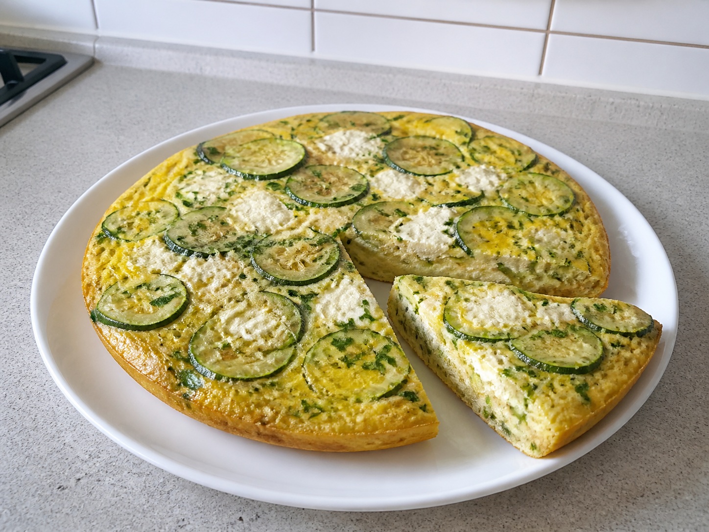Italyanong Frittata na may Zucchini at Ricotta: Ang manipis na zucchini at malambot na ricotta ay nakapaloob sa tender stovetop frittata.
