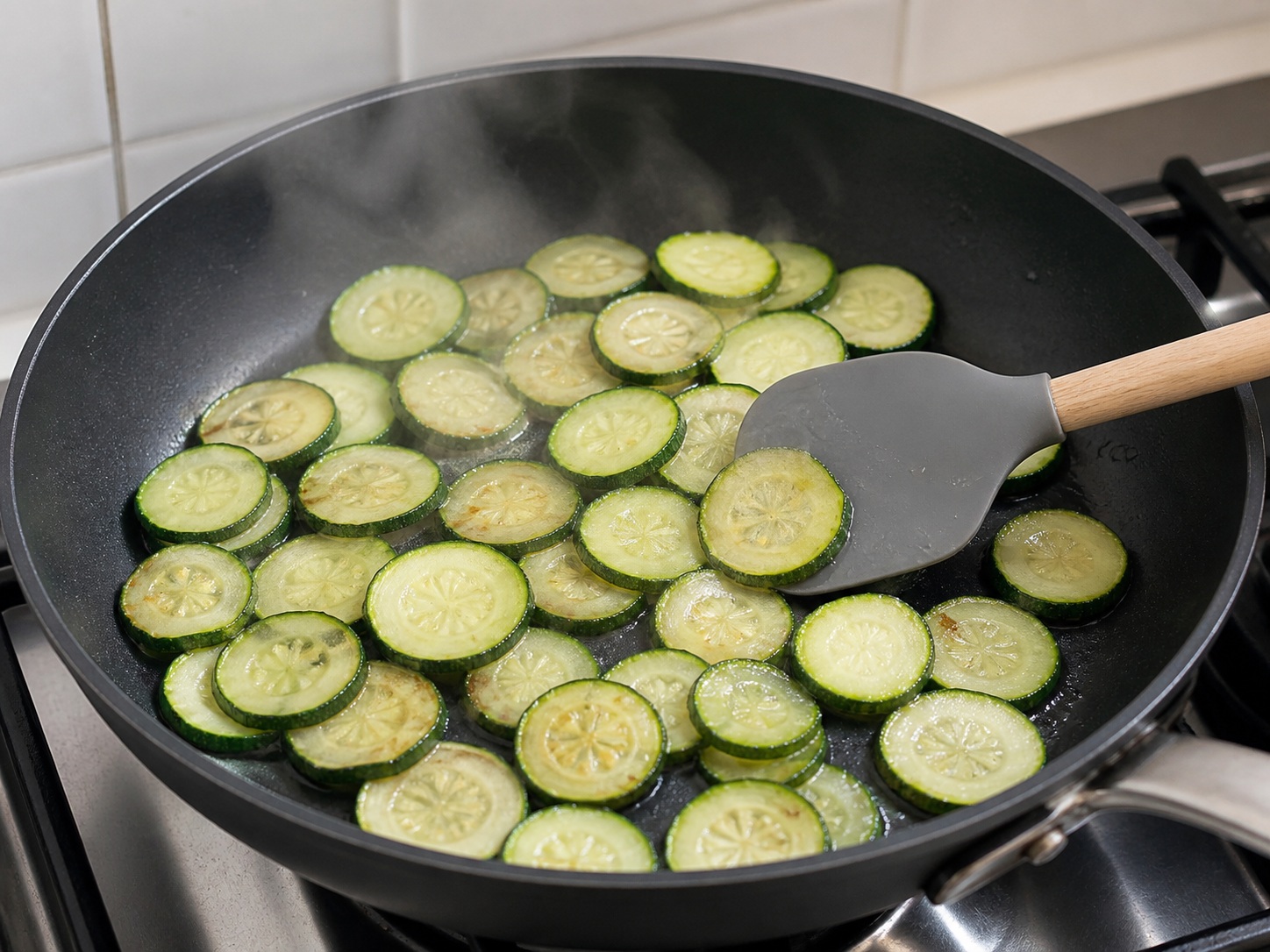 Italyanong Frittata na may Zucchini at Ricotta — Palambutin ang zucchini: Lutuin ang zucchini sa isang sapin nang 4 minuto, baligtarin minsan hanggang bahagyang lumambot.