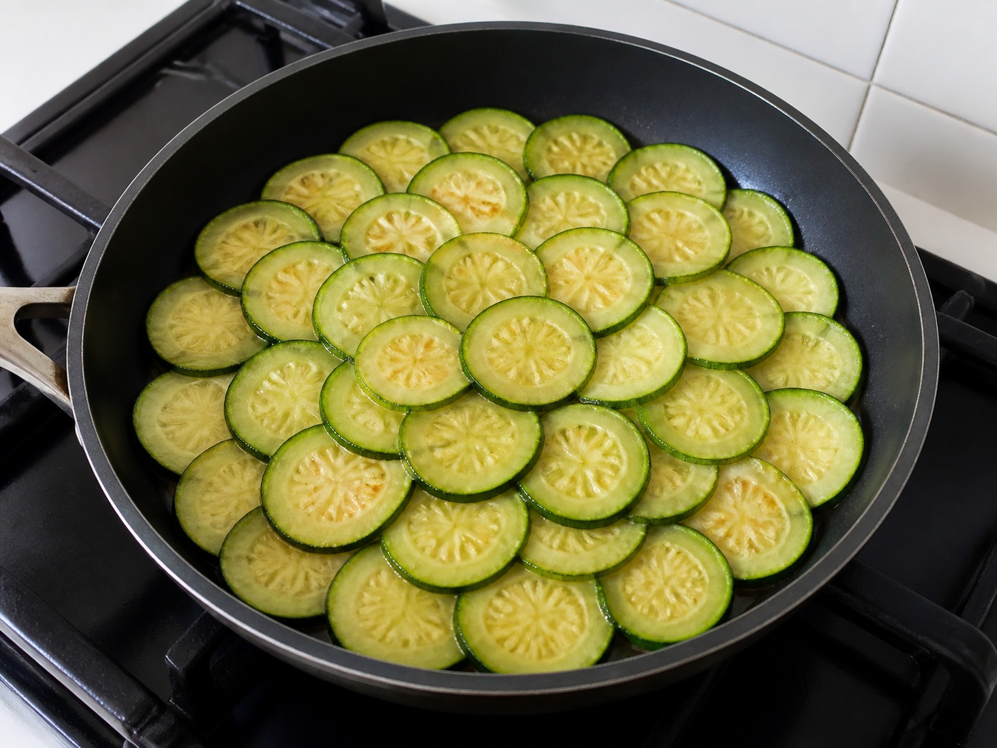 Italyanong Frittata na may Zucchini at Ricotta — Ayusin ang zucchini: Ikalat nang pantay ang zucchini nang kaunti lamang ang magkapatong.