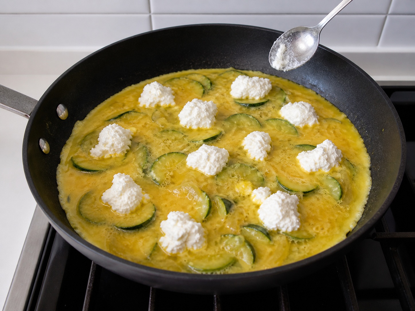 Italyanong Frittata na may Zucchini at Ricotta — Lagyan ng ricotta: Maglagay ng maliliit na kutsarang ricotta nang pantay sa ibabaw.