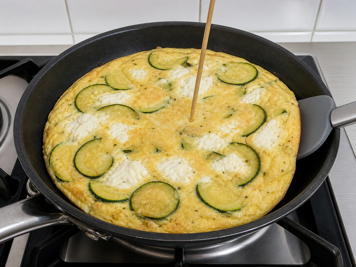 Italyanong Frittata na may Zucchini at Ricotta — Suriin ang gitna: Alisin ang takip at tiyaking hindi na likido ang gitna at kumalas ang gilid.