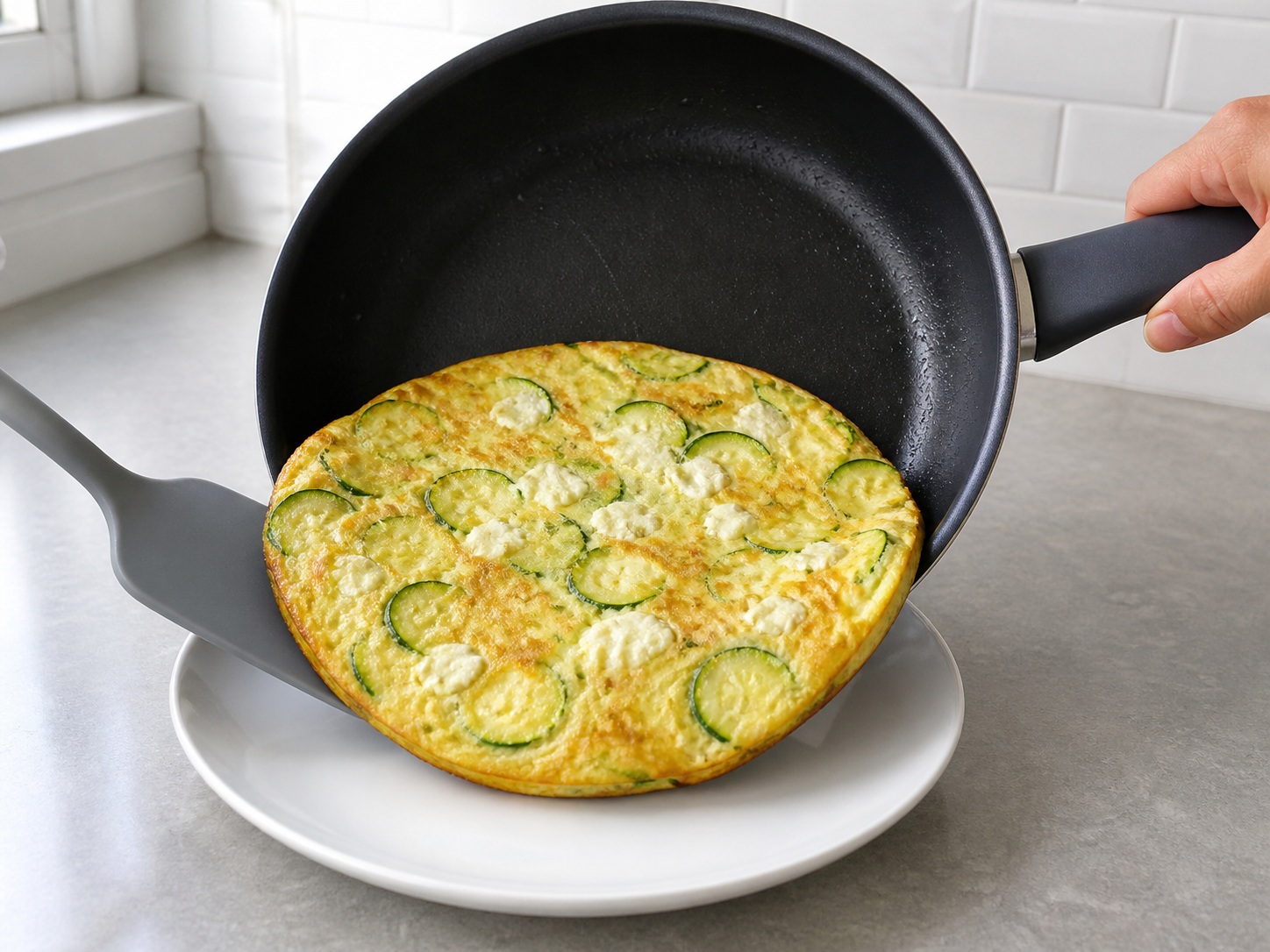 Italyanong Frittata na may Zucchini at Ricotta — I-slide, hiwain at ihain: I-slide sa pinggan, pahingahin nang 2 minuto, saka hiwain.