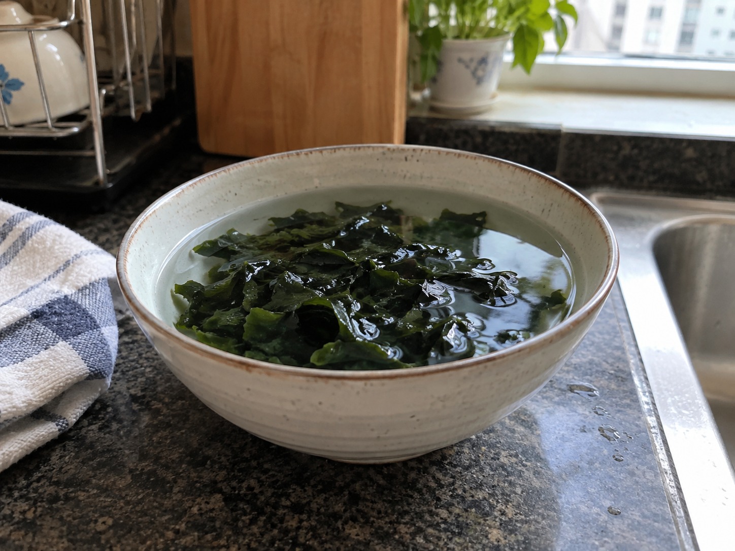 日式青瓜裙帶菜醋拌 — 浸泡裙帶菜