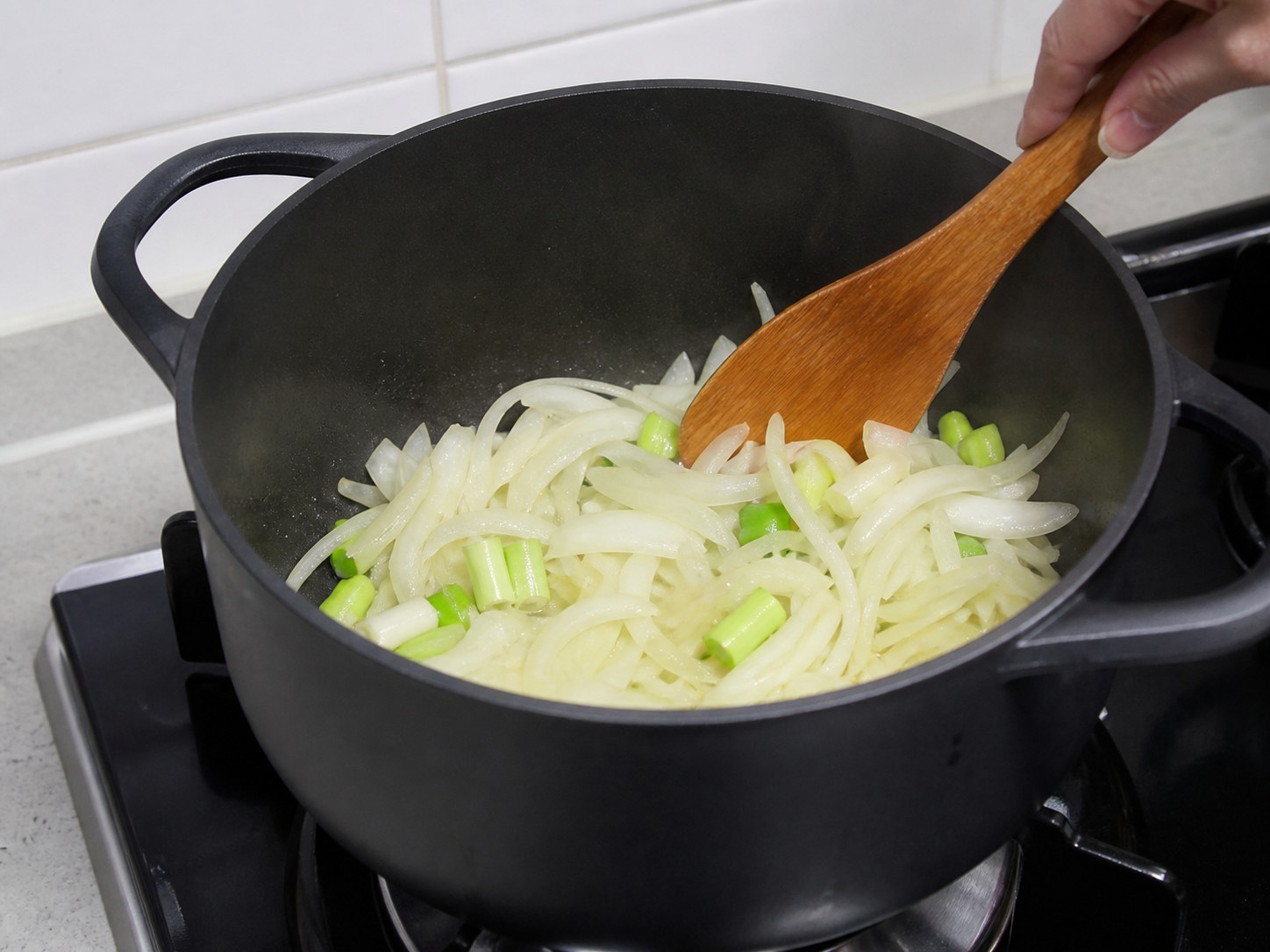 日式咖喱牛肉烏冬:炒香洋蔥