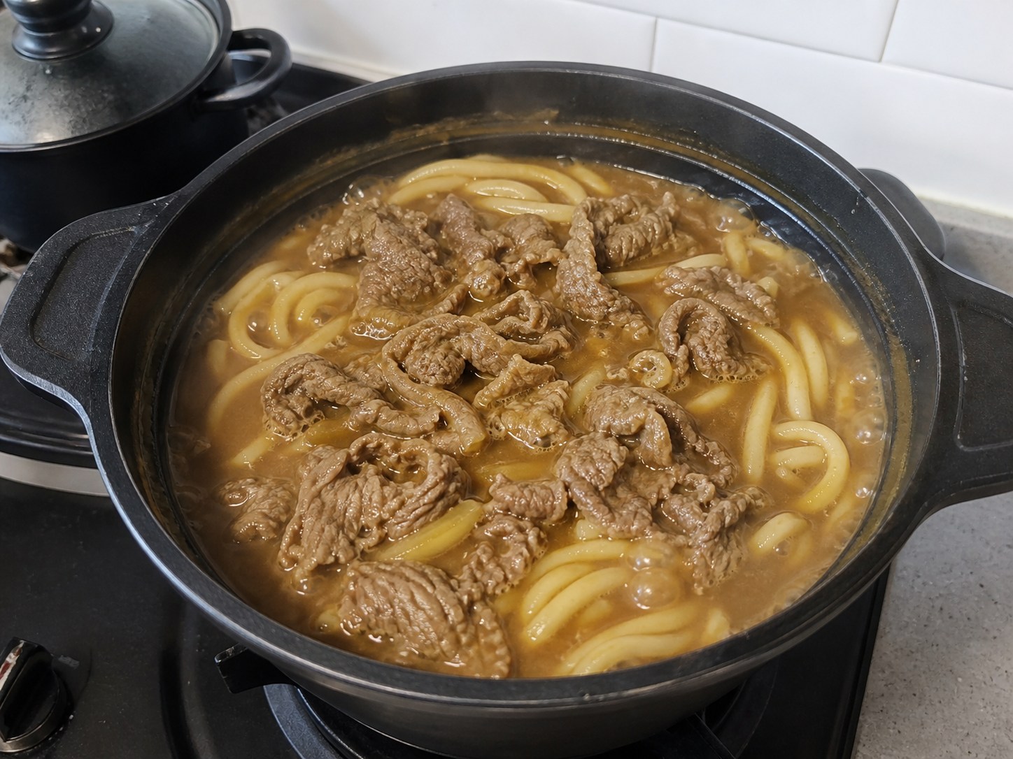 日式咖喱牛肉烏冬:加入牛肉煮熟