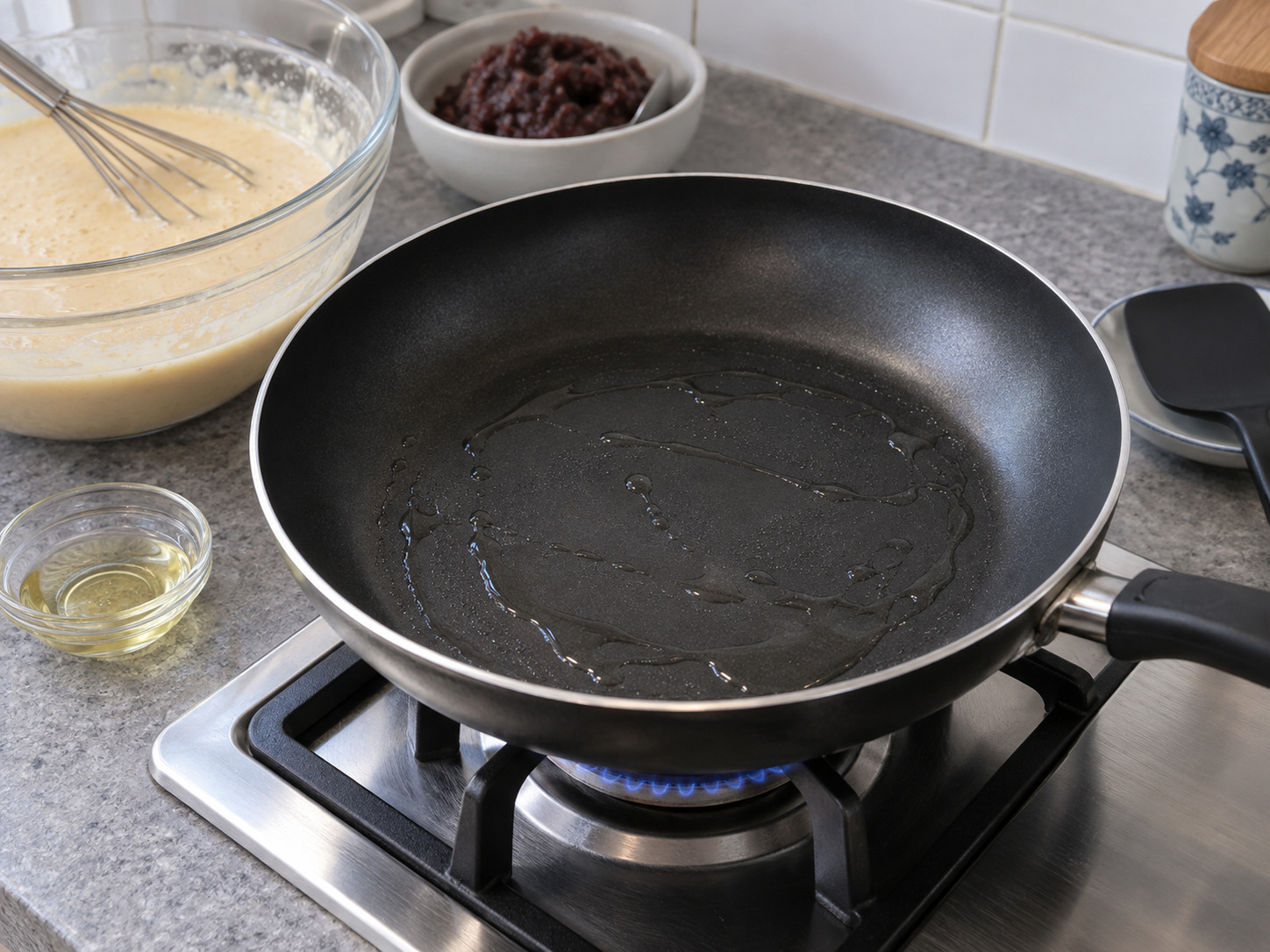 Japanese Dorayaki na may Red Bean — Painitin ang nonstick pan sa mahinang apoy at pahiran ng mantika