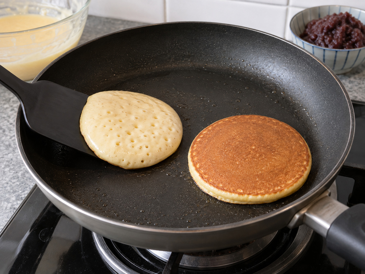 Japanese Dorayaki na may Red Bean — Baligtarin kapag bumula at lutuin ang kabila