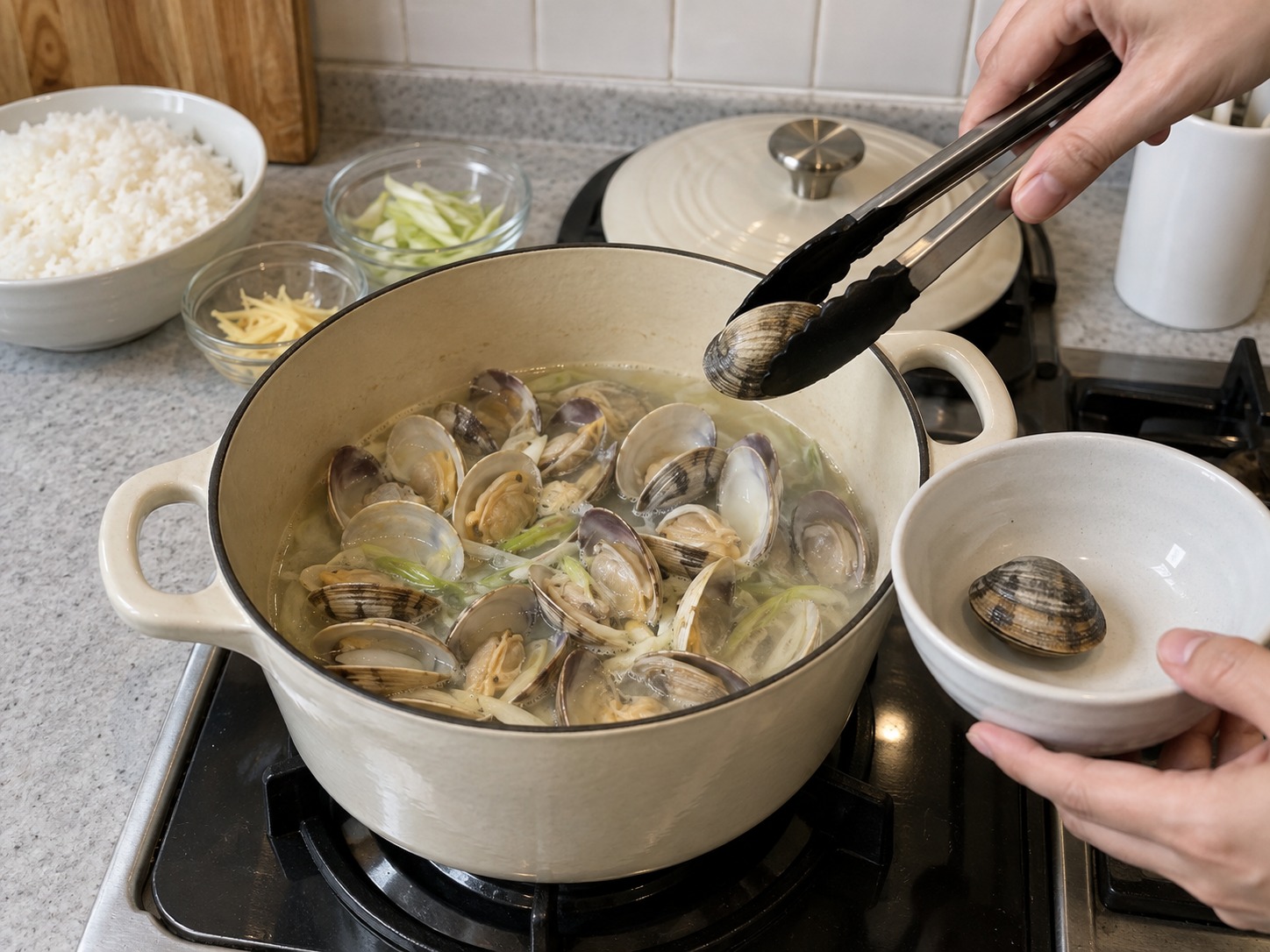 日式深川蜆肉飯 — 煮後仍未開口的蜆全部棄掉，不要強行撬開