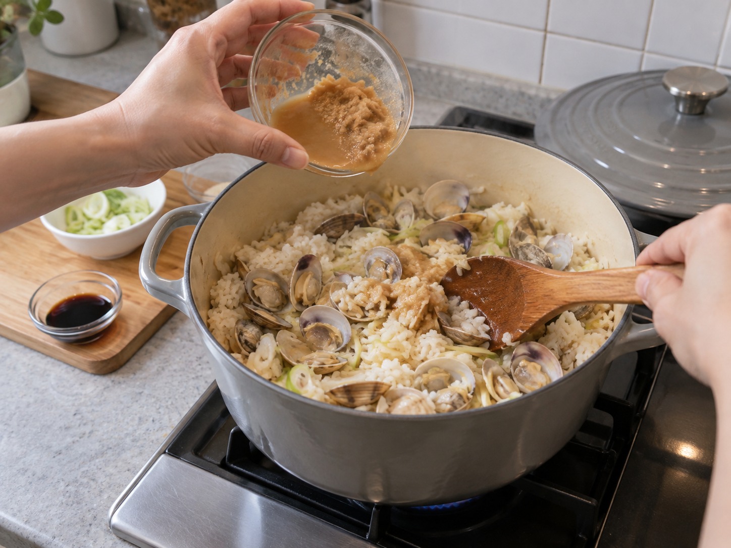 日式深川蜆肉飯 — 小火加入味噌漿及生抽，不讓湯汁猛烈翻滾