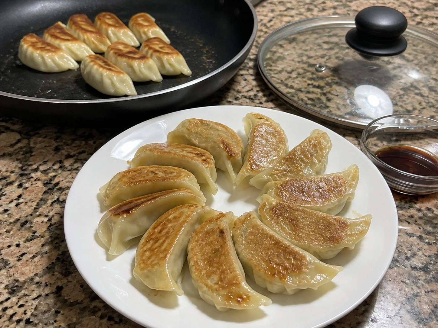 日式煎餃：上桌