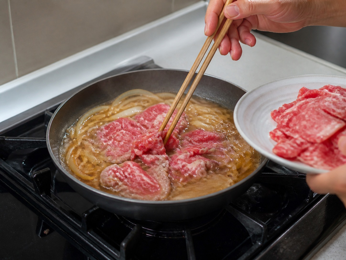 日式牛肉飯（牛丼 Gyudon）：分批下牛肉
