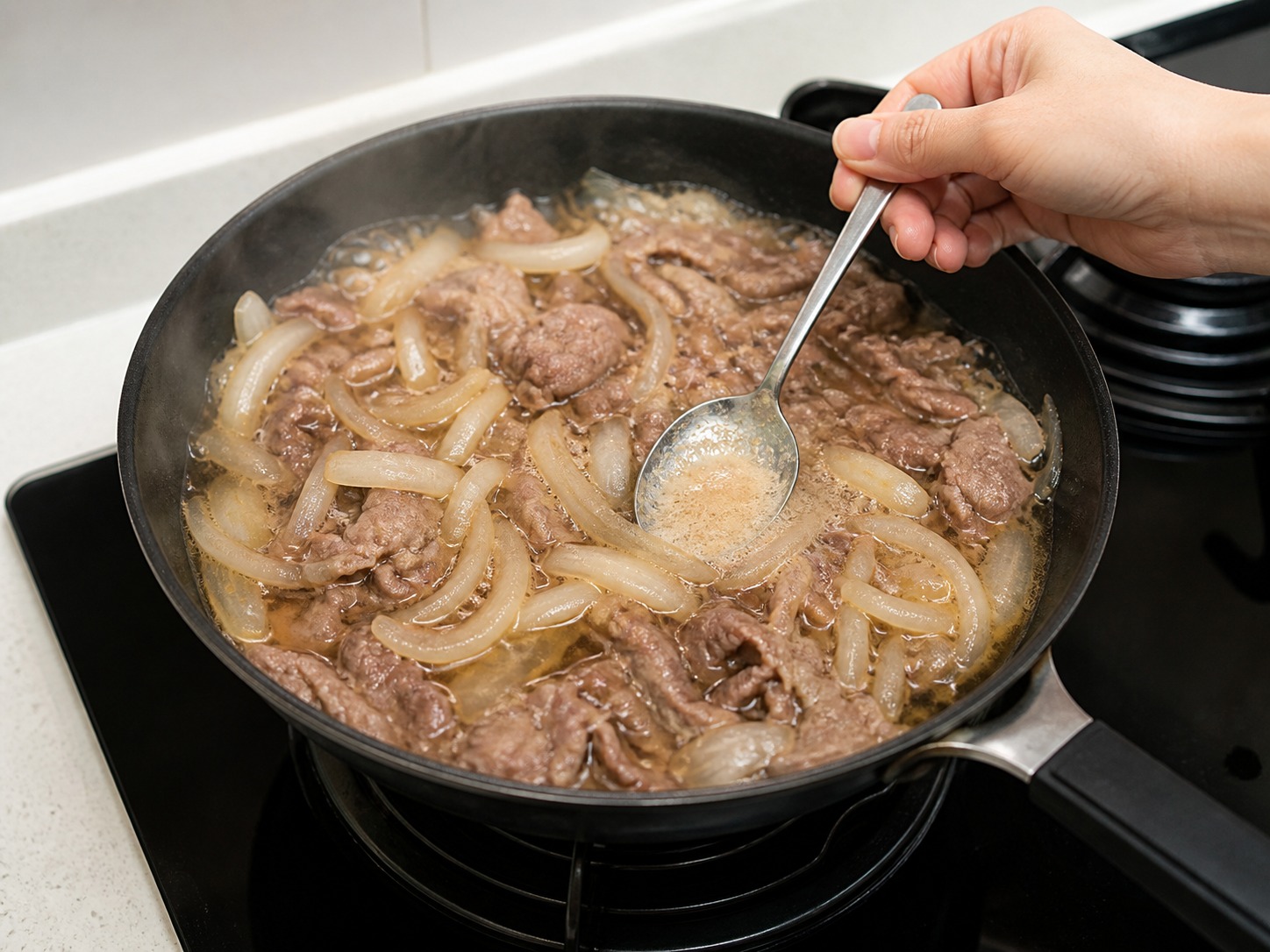 日式牛肉飯（牛丼 Gyudon）：輕滾煮熟