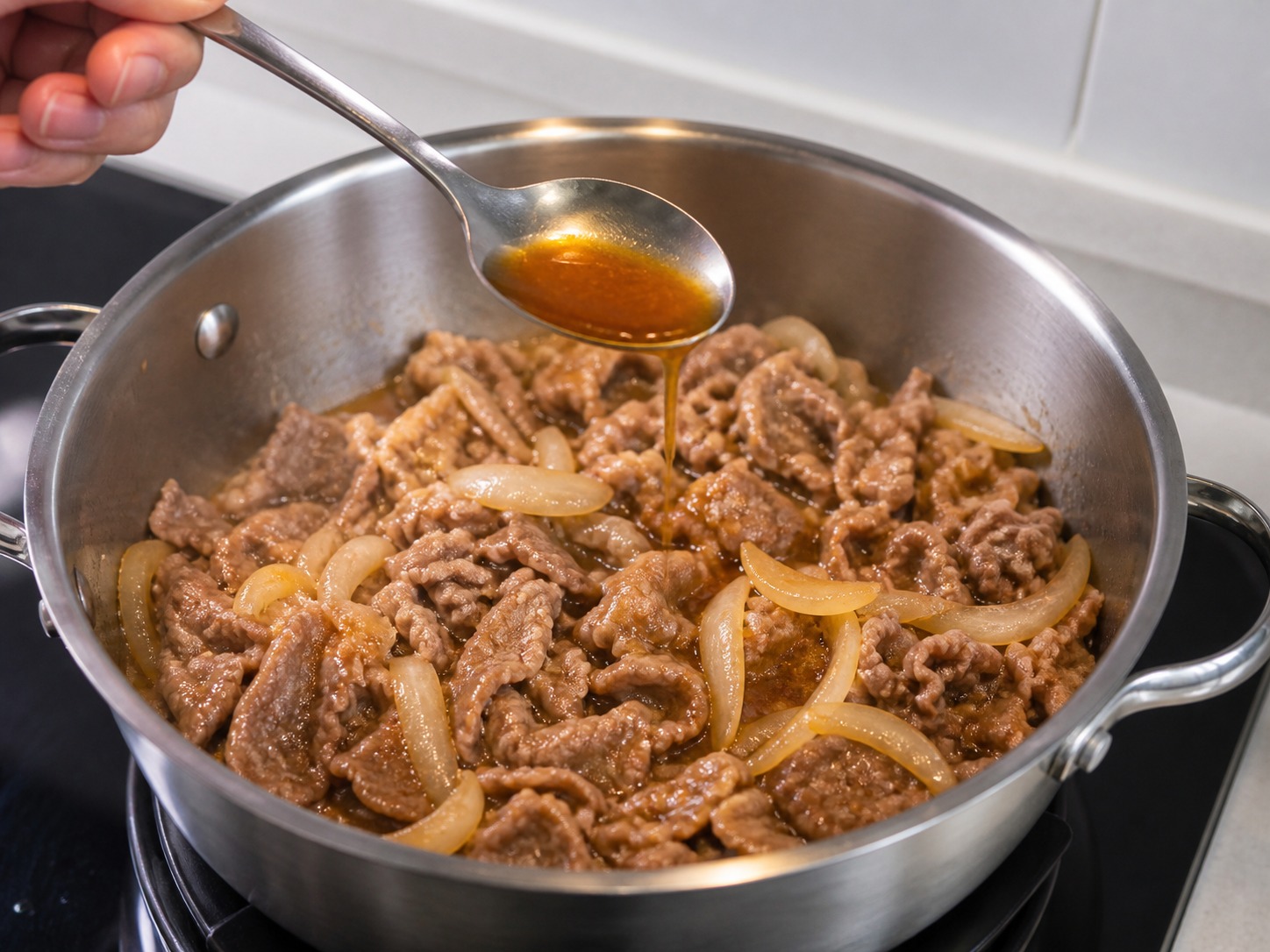 日式牛肉飯（牛丼 Gyudon）：保留流動醬汁
