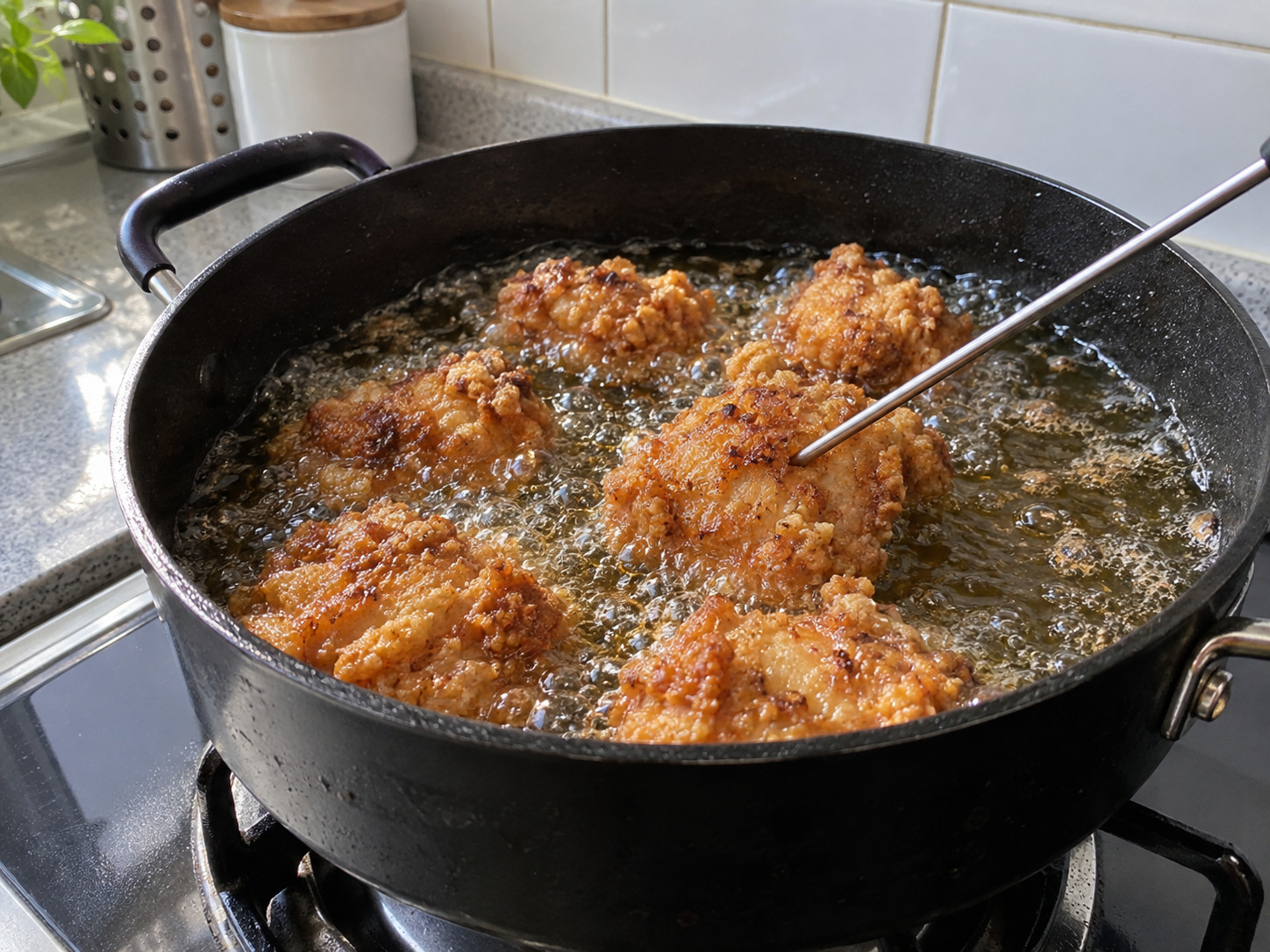 Ayam Karaage Jepang — Goreng ulang hingga keemasan dan pertahankan suhu inti 75°C selama 30 detik