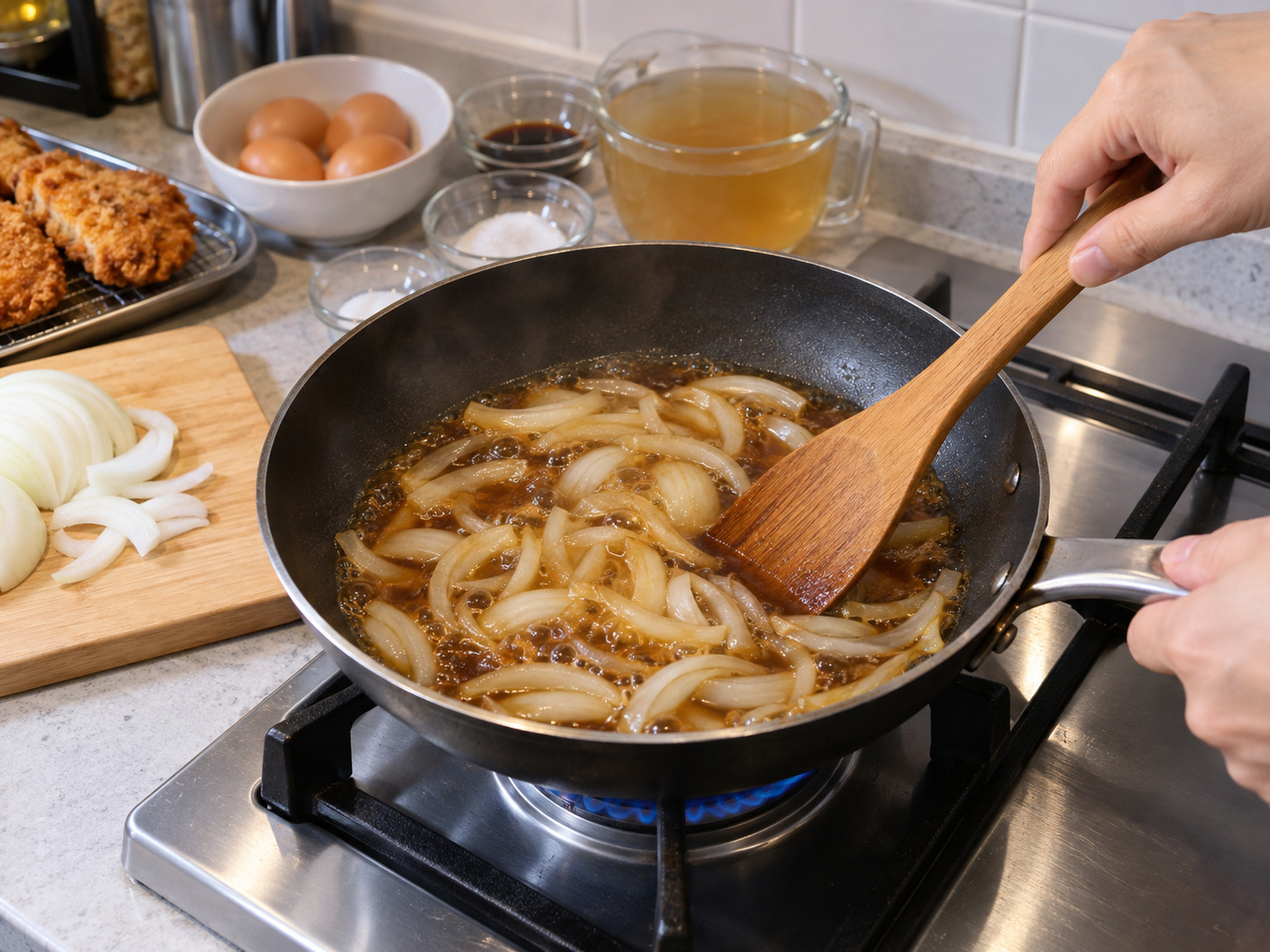 Katsudon Jepang — Rebus bawang dalam saus donburi hingga agak empuk