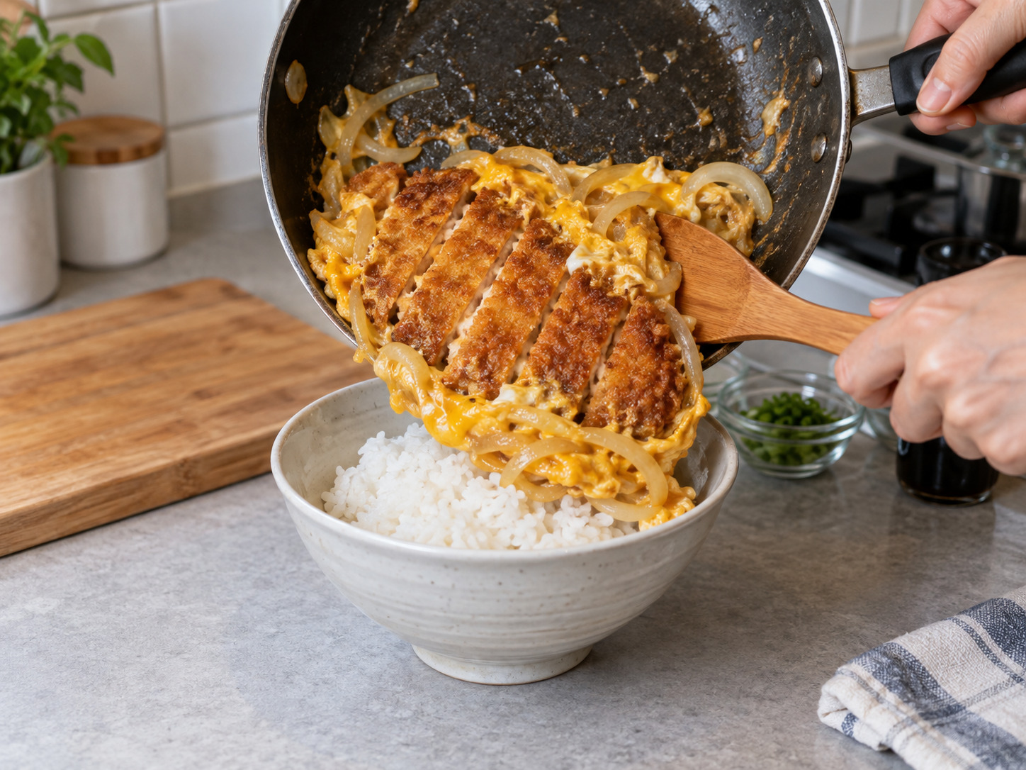 Katsudon Jepang — Geser katsu, telur, bawang, dan saus ke atas nasi