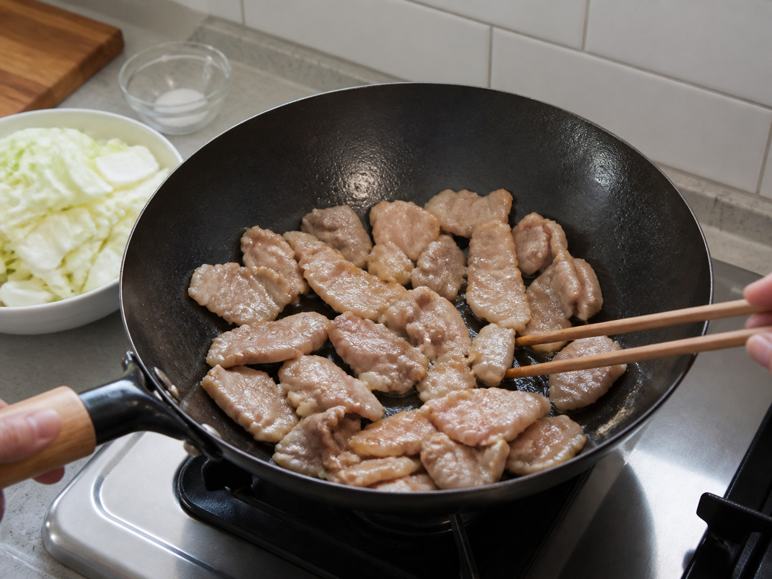 Igisa ang baboy hanggang halos luto: Ilatag nang isang patong ang 500 g baboy sa katamtamang-mataas na apoy at igisa nang 4 minuto habang pinaghihiwalay, hanggang mamula ang gilid ngunit bahagyang kulay-rosas pa ang pinakamakapal na tupi.