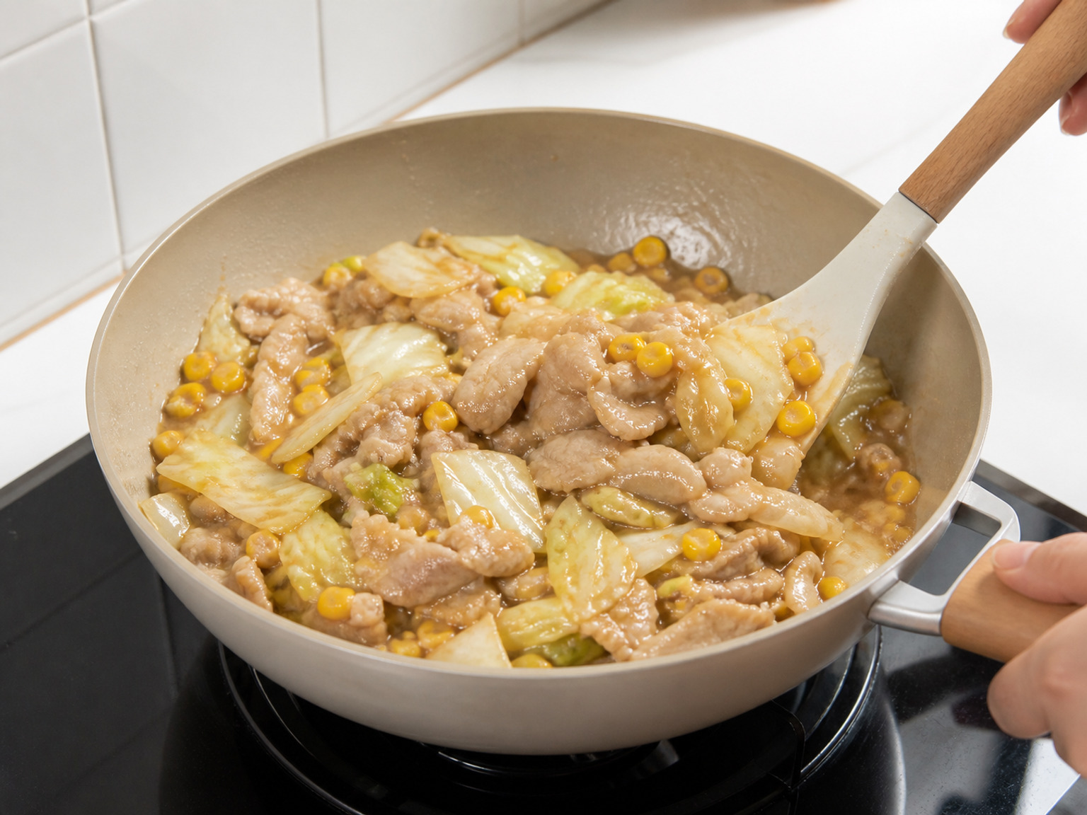 Lutuin hanggang 75°C ang baboy: Haluin sa katamtamang apoy nang 3 minuto hanggang kumapit ang miso, malutong-lambot ang tangkay ng repolyo, at walang hilaw na gitna ang bawat baboy at umabot sa 75°C.
