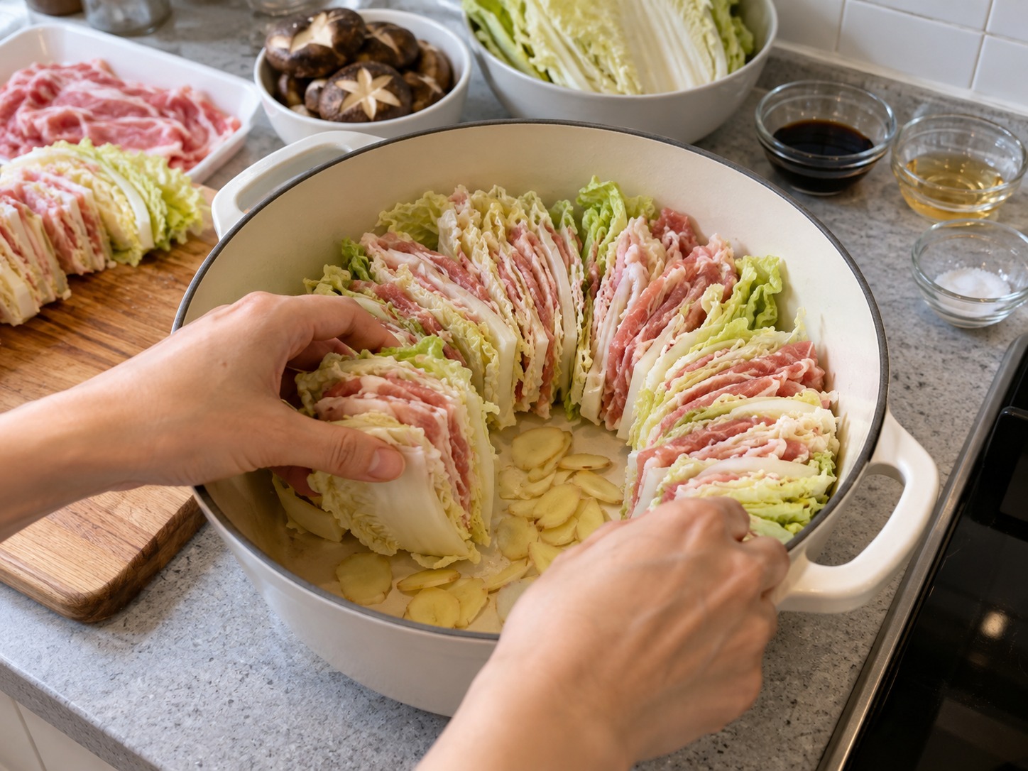 日式白菜豬肉千層鍋 — 鍋底先放薑片，白菜豬肉段切面向上緊密直排