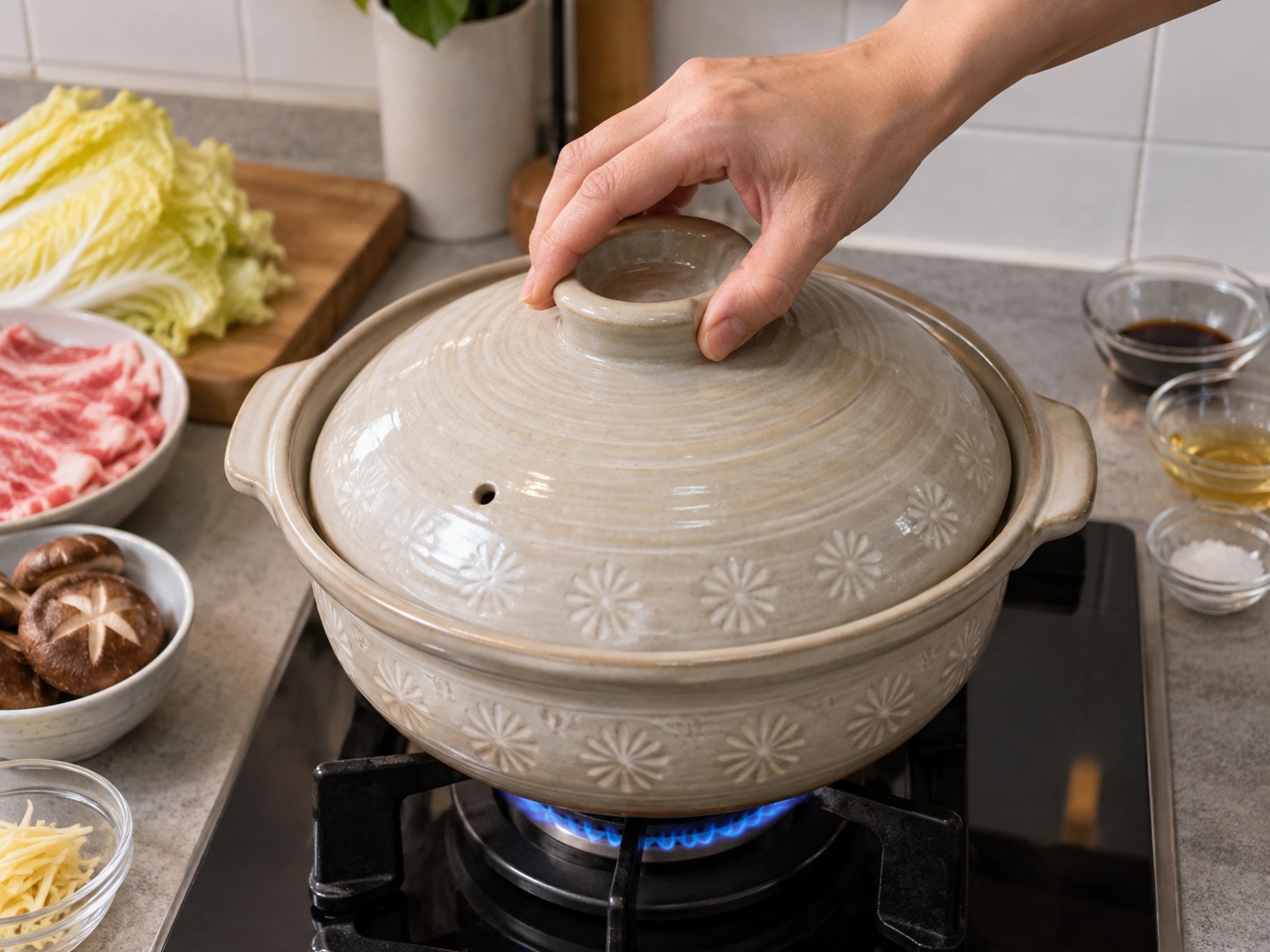 日式白菜豬肉千層鍋 — 加蓋以中火煮滾，轉中小火煮十五分鐘