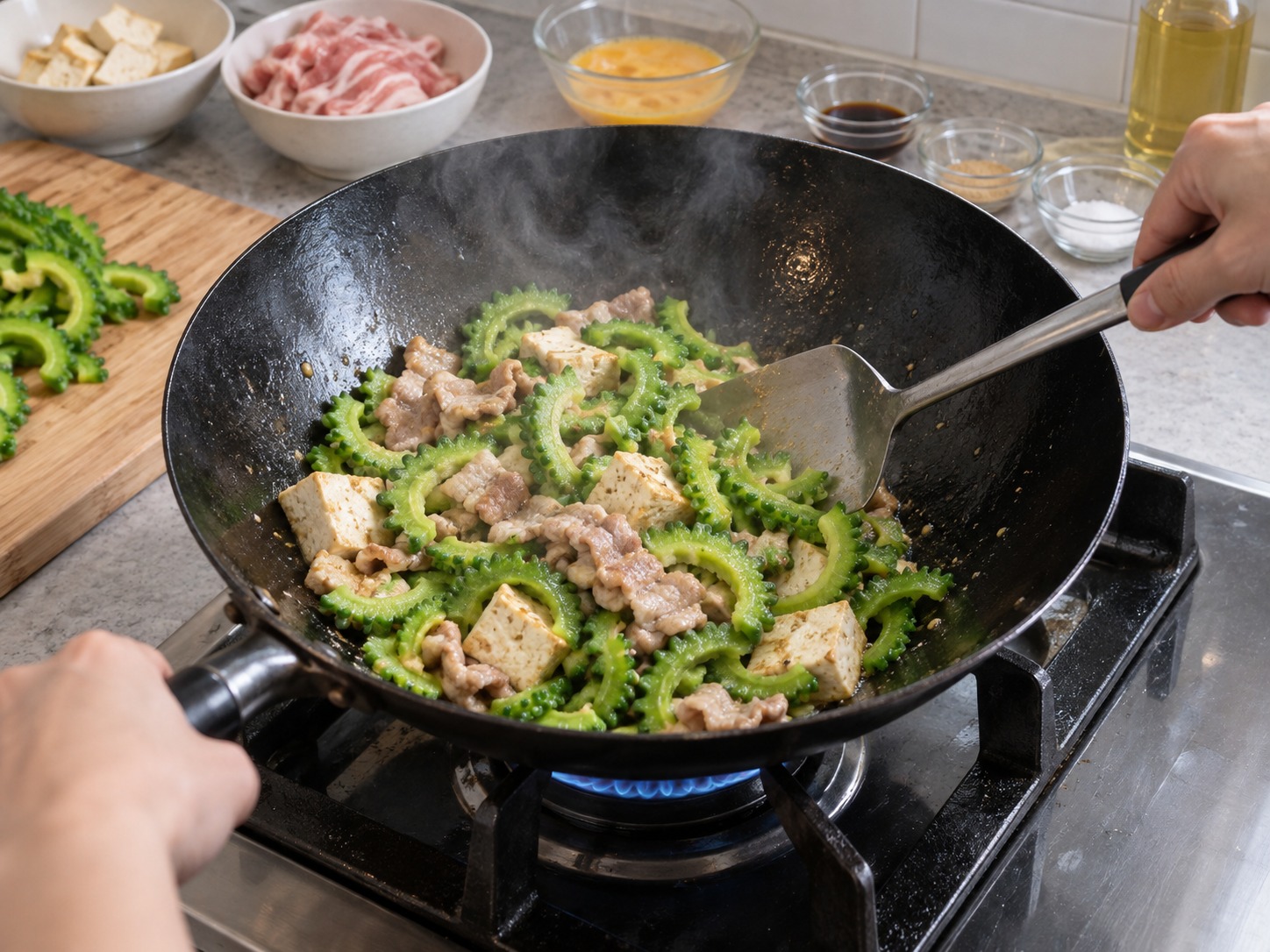 沖繩苦瓜豆腐豬肉炒蛋 — 加入苦瓜，大火炒兩至三分鐘