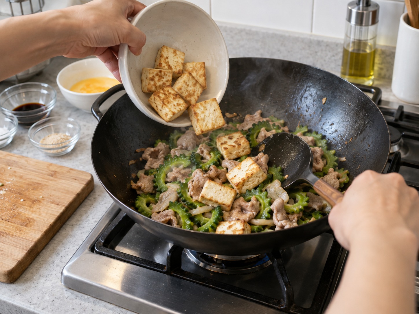 沖繩苦瓜豆腐豬肉炒蛋 — 豆腐回鑊，輕手拌勻避免碎裂