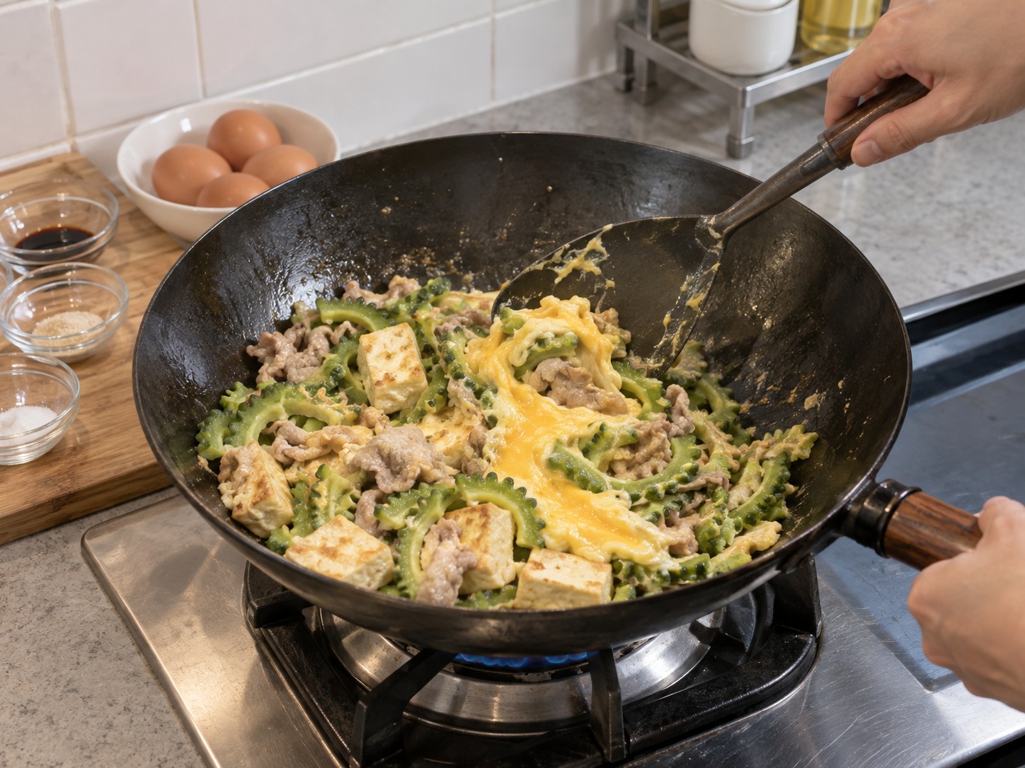 沖繩苦瓜豆腐豬肉炒蛋 — 蛋液半凝固時翻炒，包裹苦瓜和豆腐