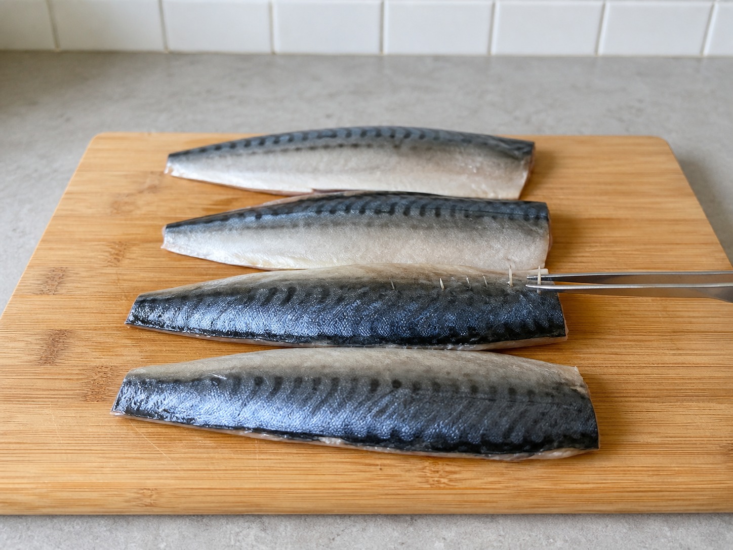 日式鹽燒鯖魚 — 檢查魚骨