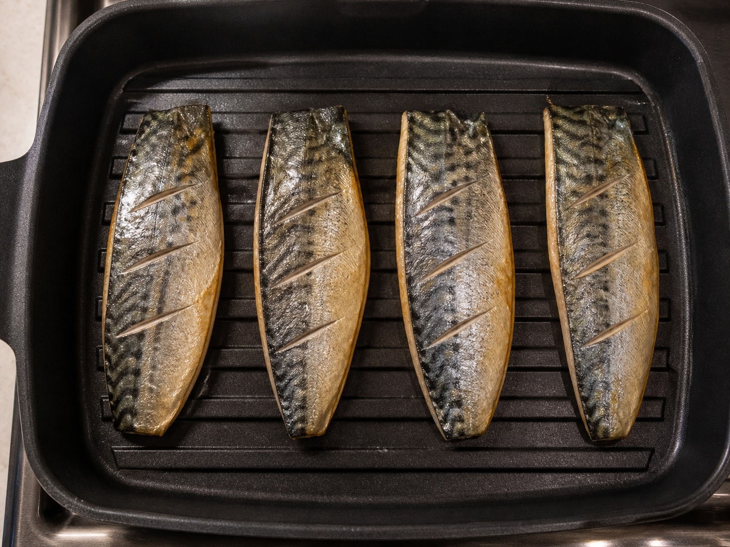 日式鹽燒鯖魚 — 翻面燒熟