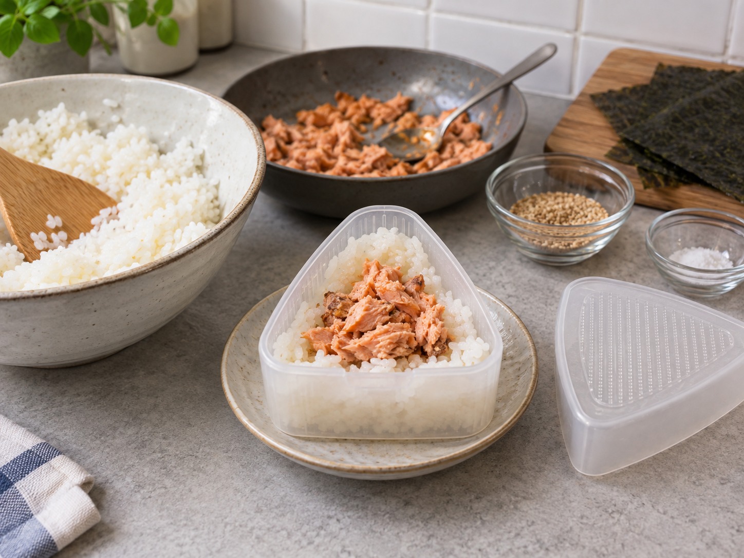 Onigiri Salmon Jepang — Masukkan isi salmon lalu tutup nasi dan bentuk
