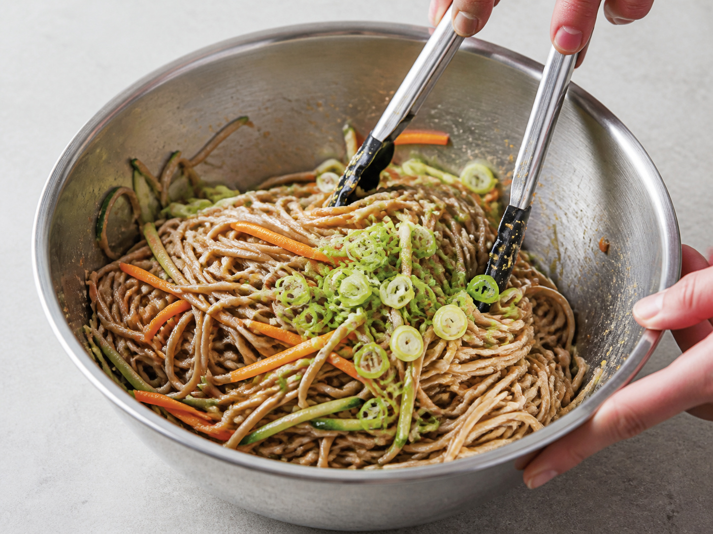 日式麻醬蕎麥麵沙律 — 拌入蔬菜