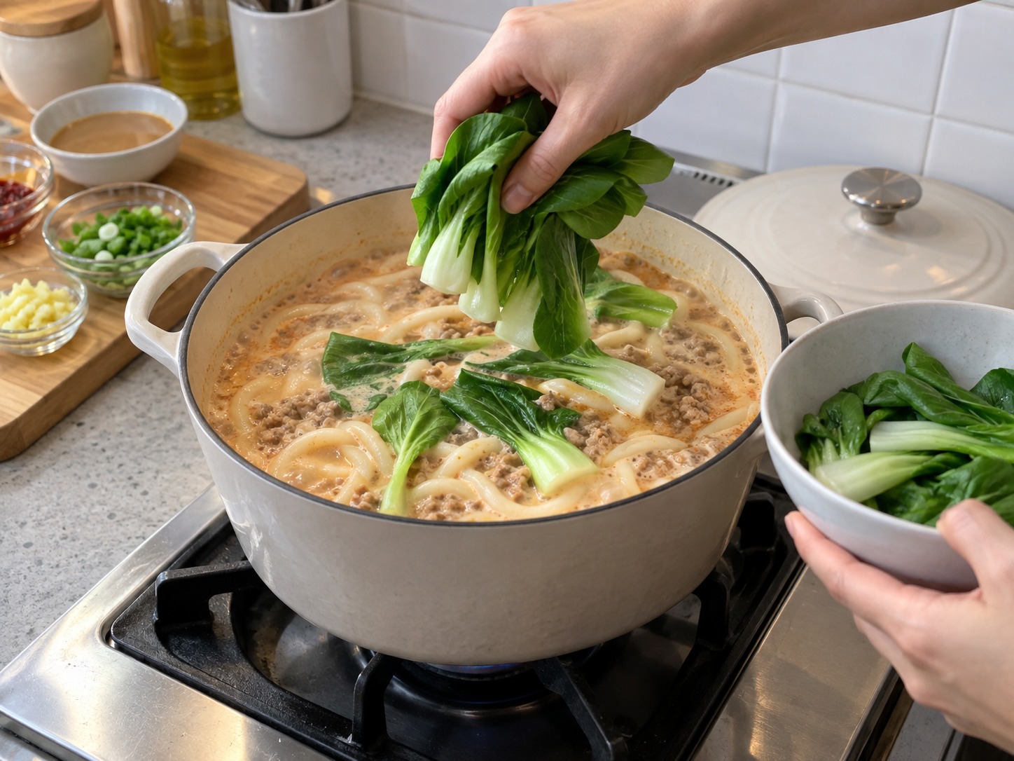 Japanese Tantan Udon sa Sabaw na Soy Milk — Idagdag ang pechay at lutuin nang dalawang minuto hanggang lumambot ang tangkay at uminit ang noodles