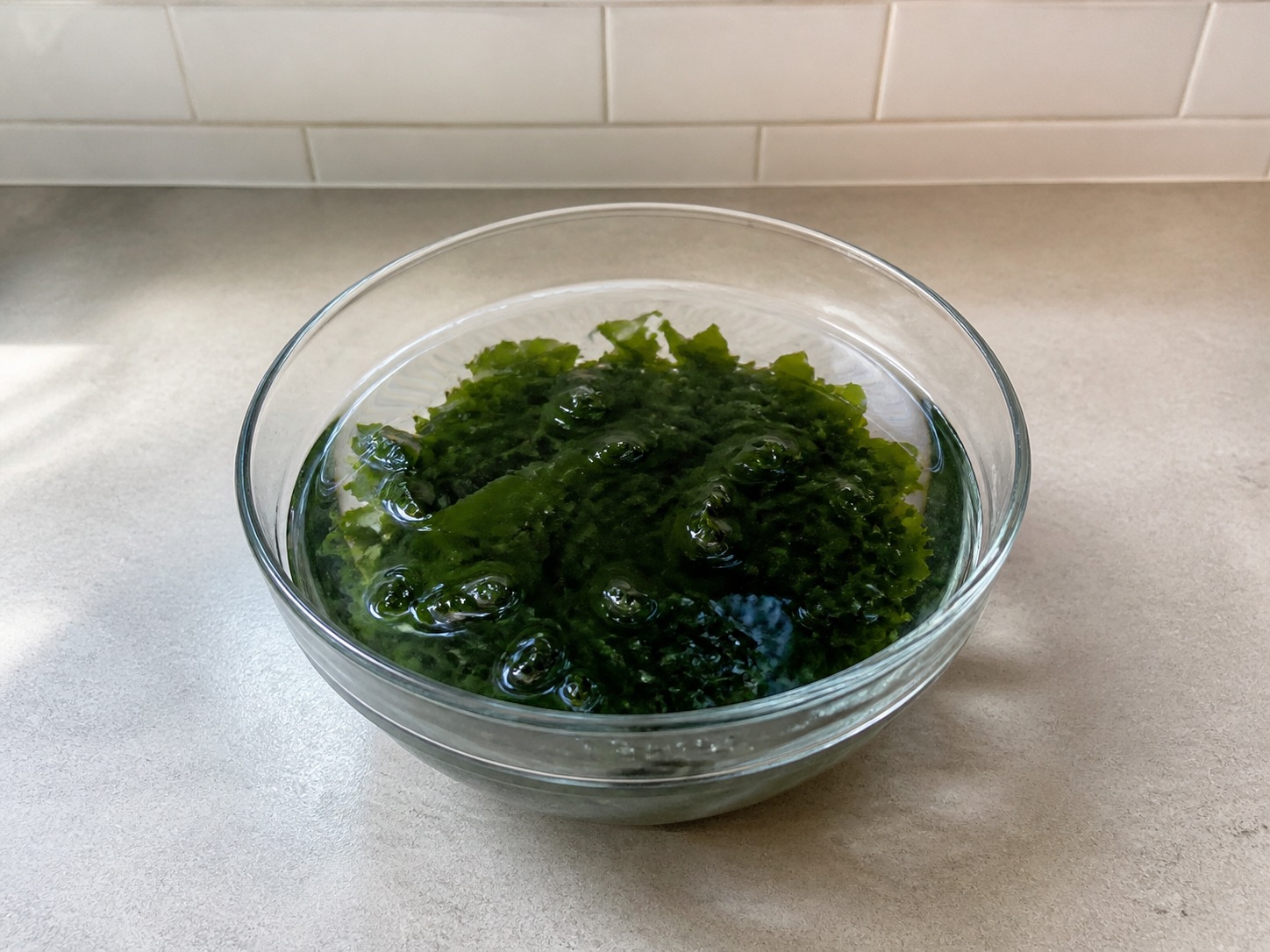 Sup Miso Tahu dan Wakame ala Jepang: Rendam wakame