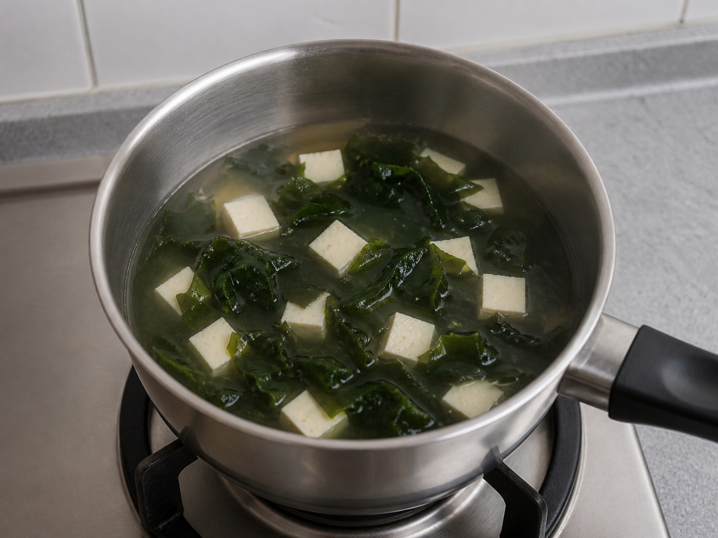 Sup Miso Tahu dan Wakame ala Jepang: Masukkan wakame