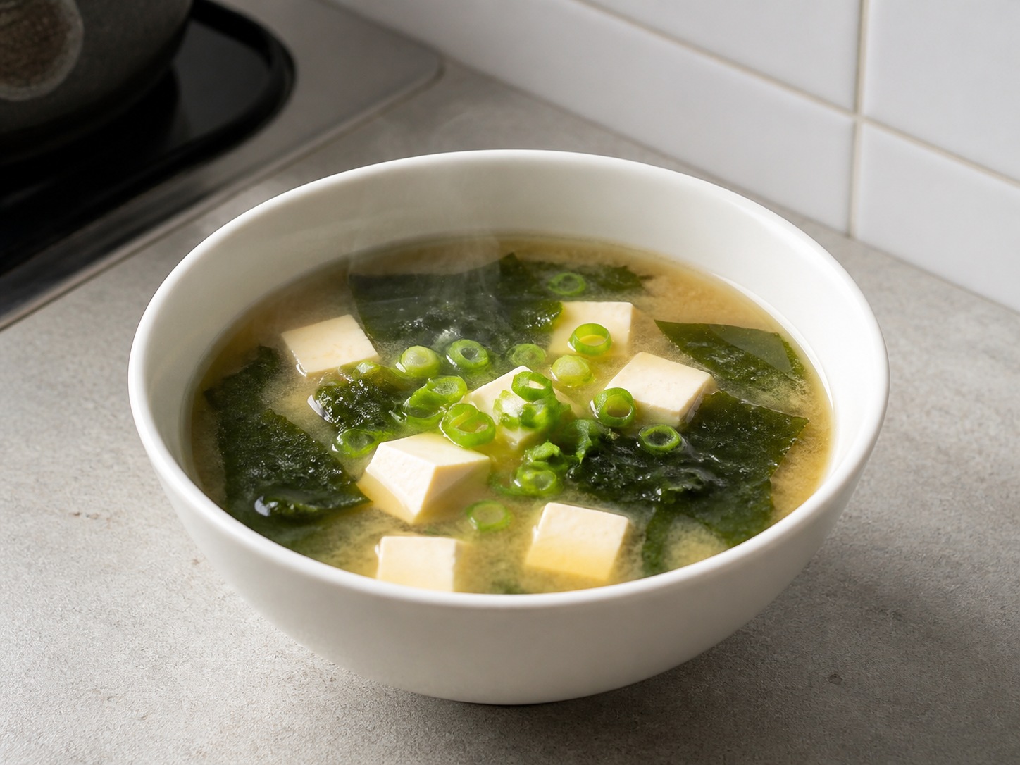 Sup Miso Tahu dan Wakame ala Jepang: Hias dan sajikan