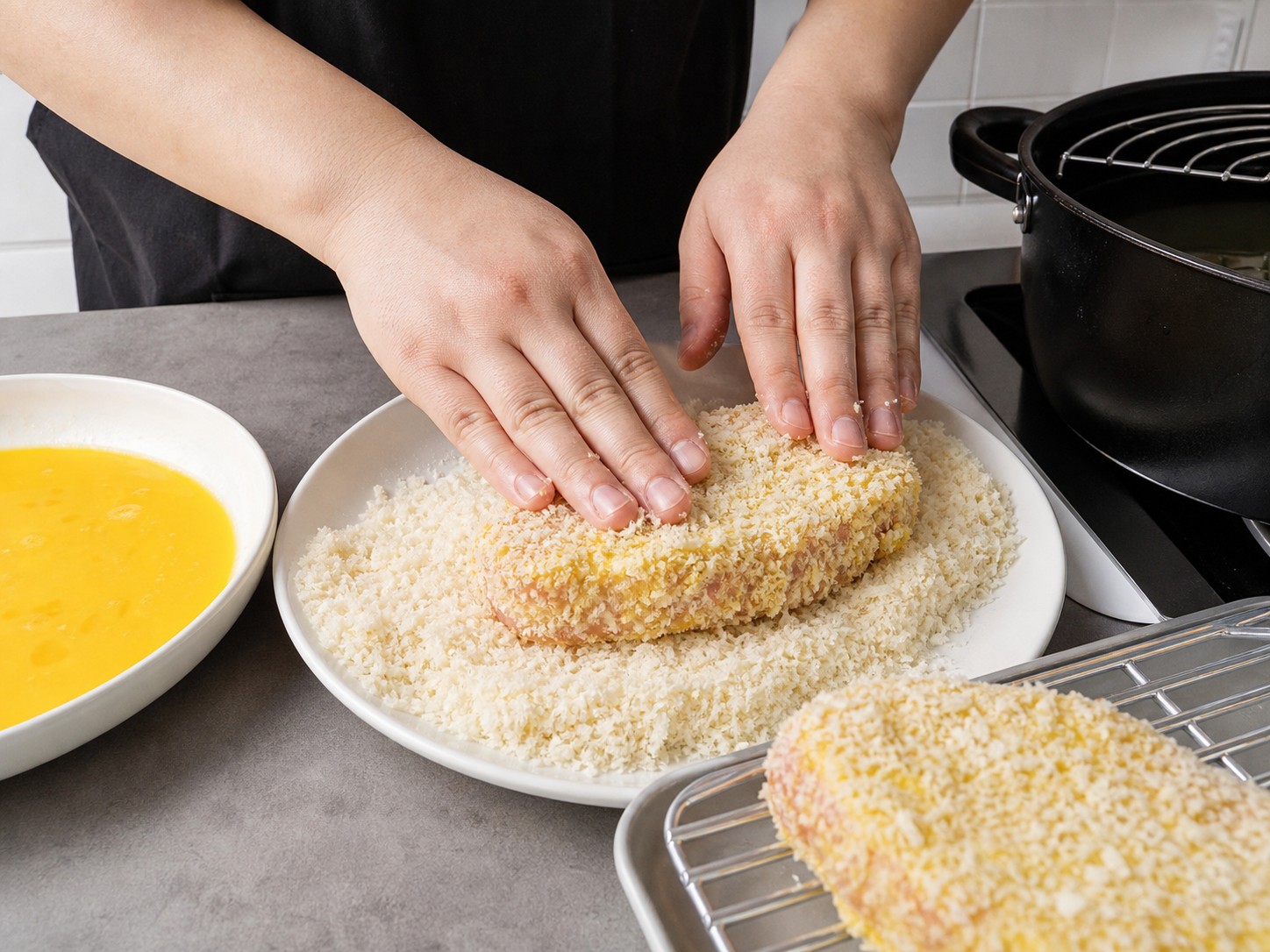 日式吉列豬扒:蛋液 Panko