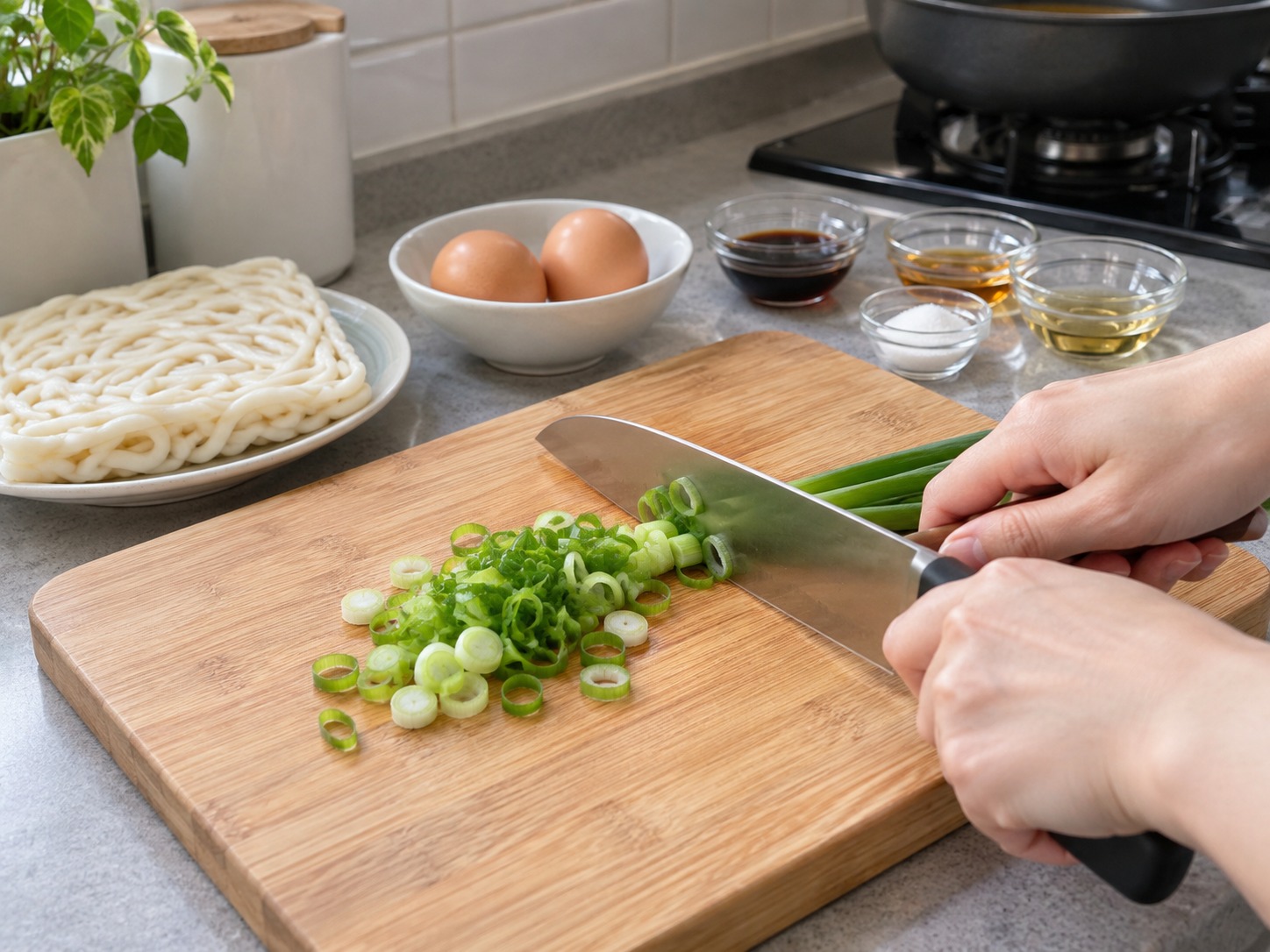 Japanese Udon na may Lutong-lutong Itlog — Hugasan at hiwain nang pino ang dahon ng sibuyas