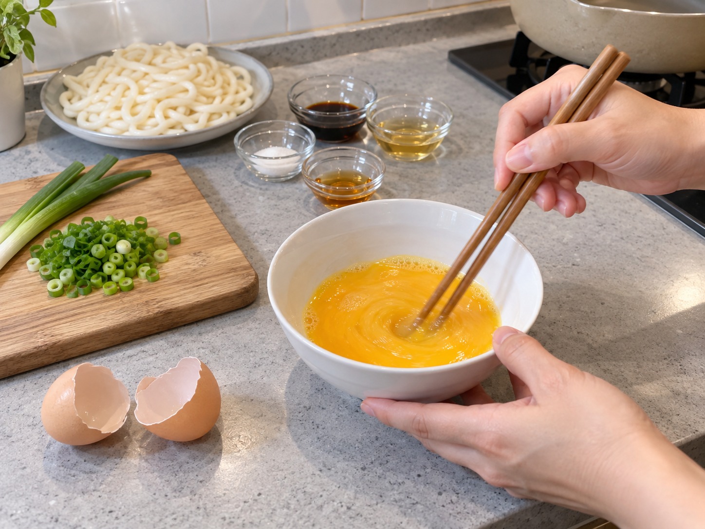 Japanese Udon na may Lutong-lutong Itlog — Basagin ang itlog sa ibang mangkok at batihin hanggang maghalo