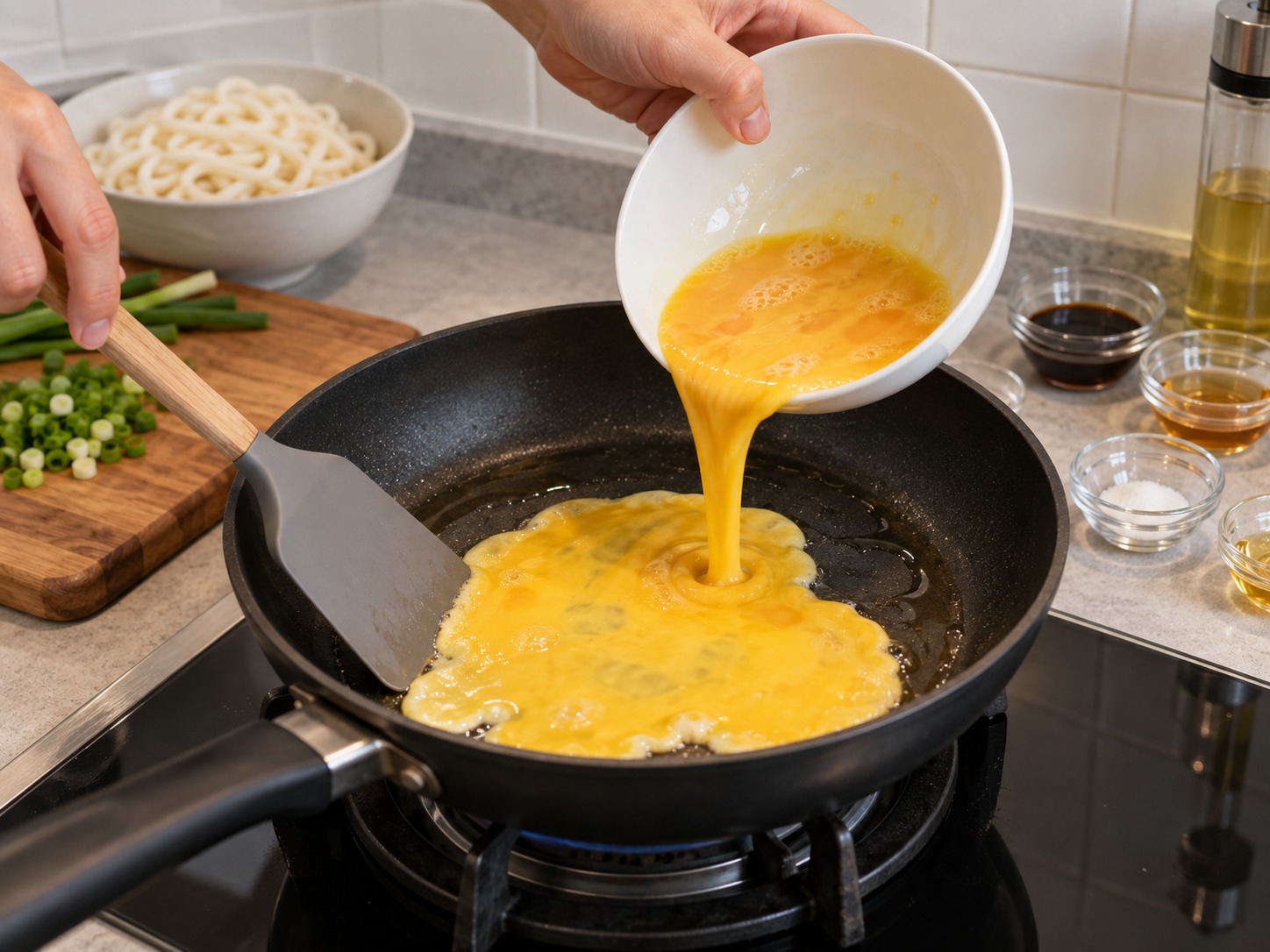 Japanese Udon na may Lutong-lutong Itlog — Painitin ang mantika sa kawali sa katamtamang apoy at ibuhos ang itlog