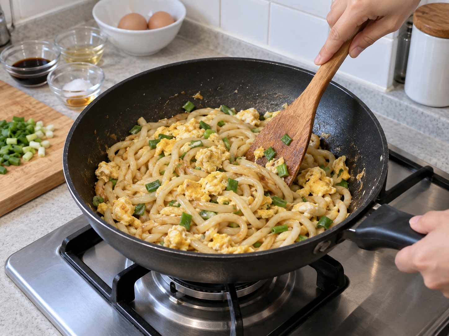 Japanese Udon na may Lutong-lutong Itlog — Haluin palagi hanggang lubusang mamuo ang itlog at walang basang bahagi