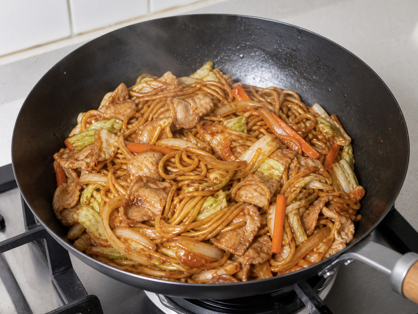 Yakisoba ala Jepang: Lapisi dengan saus