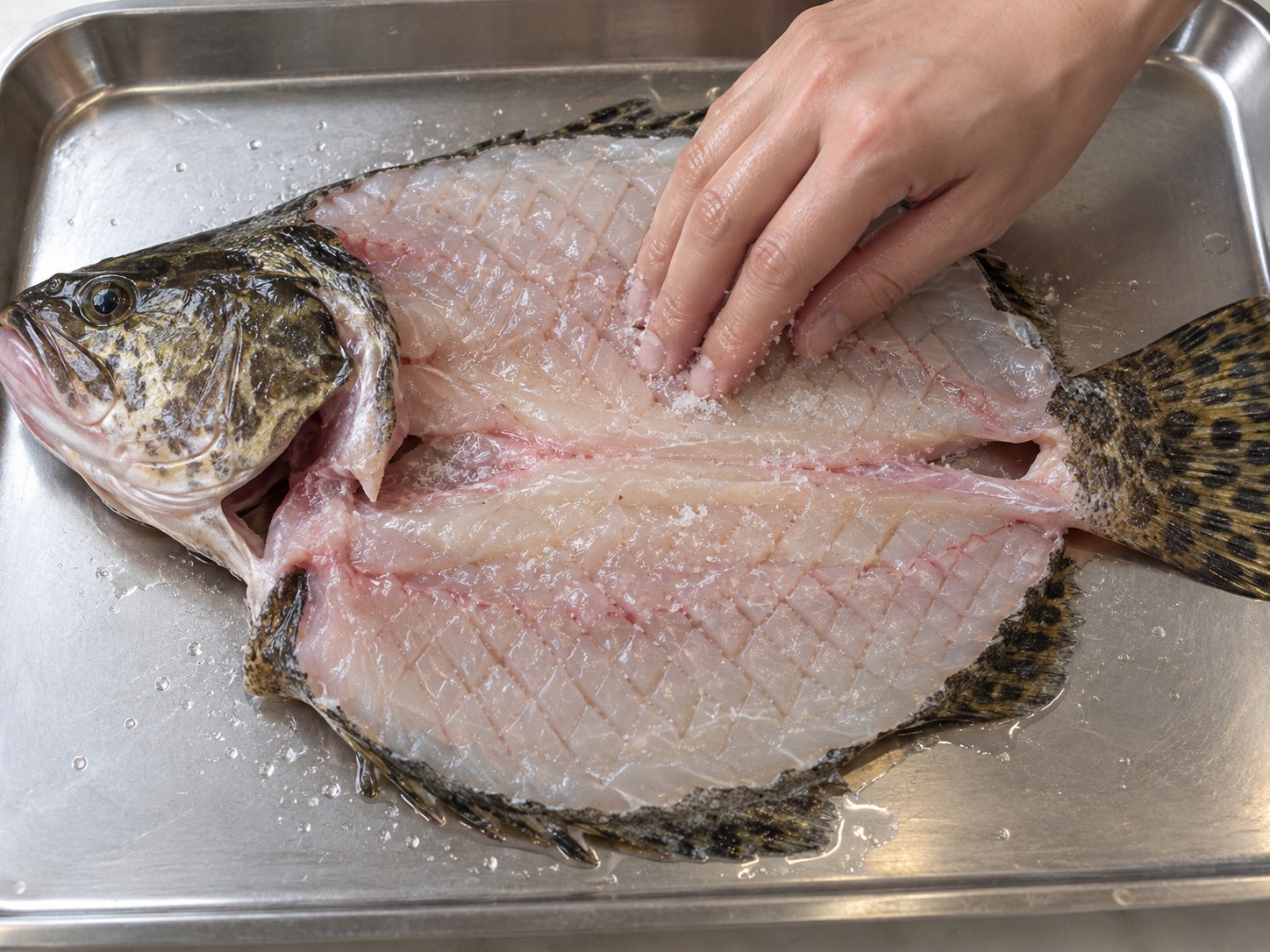 松鼠桂魚 — 3. 魚身抹鹽和紹興酒，靜置10分鐘。