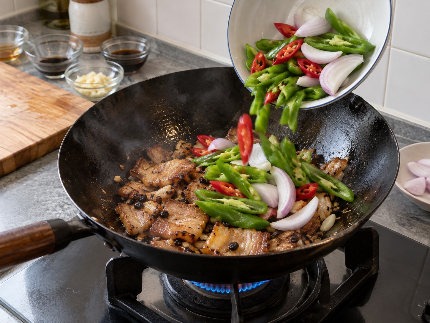 江西小炒肉 — 加入洋蔥和椒條大火快炒