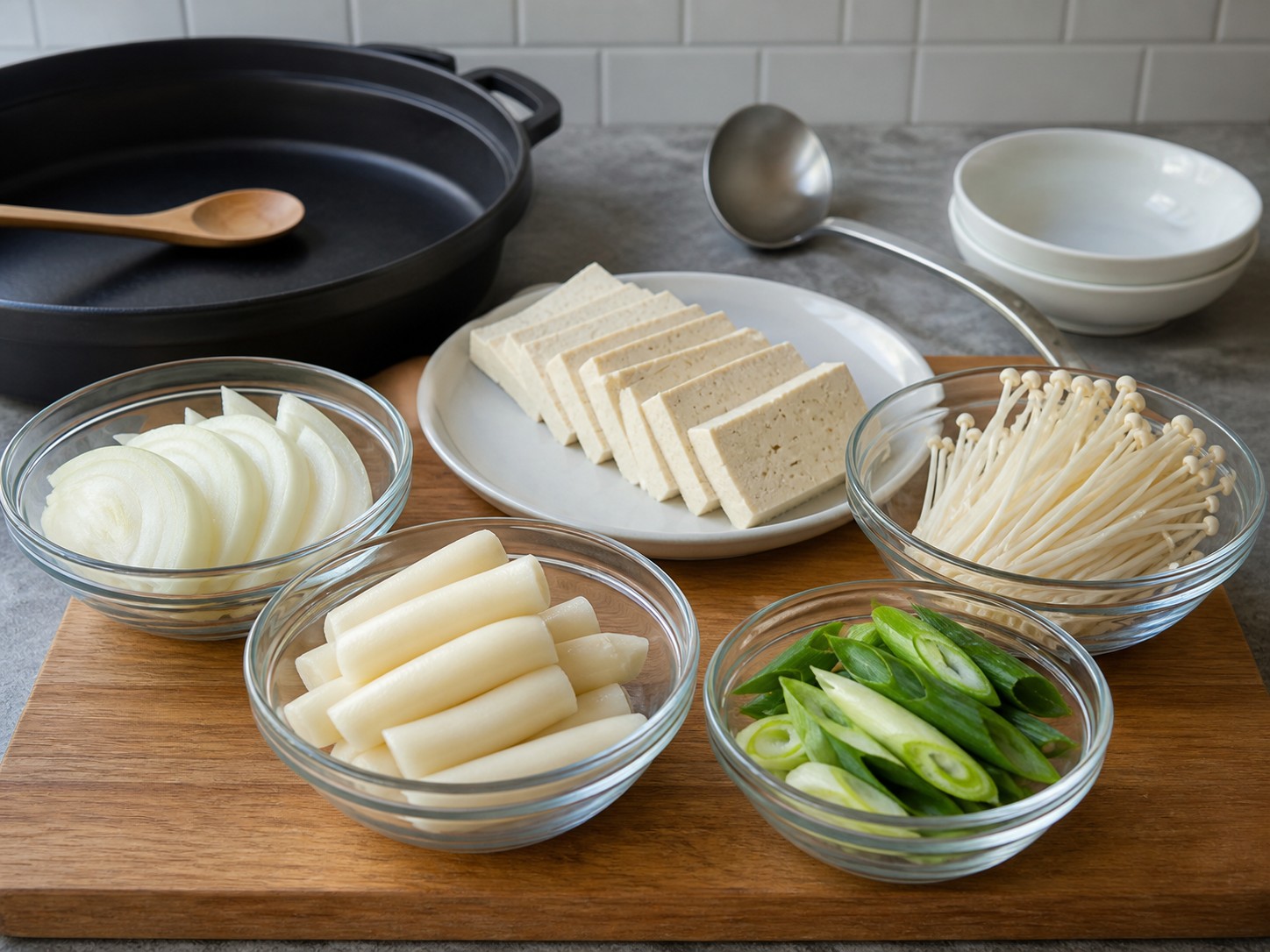 韓式部隊鍋：準備豆腐、年糕及蔬菜