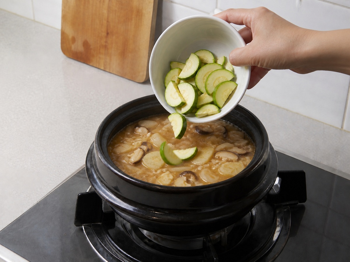 Sup Pasta Kedelai Korea dengan Tahu dan Sayuran: Masukkan zucchini
