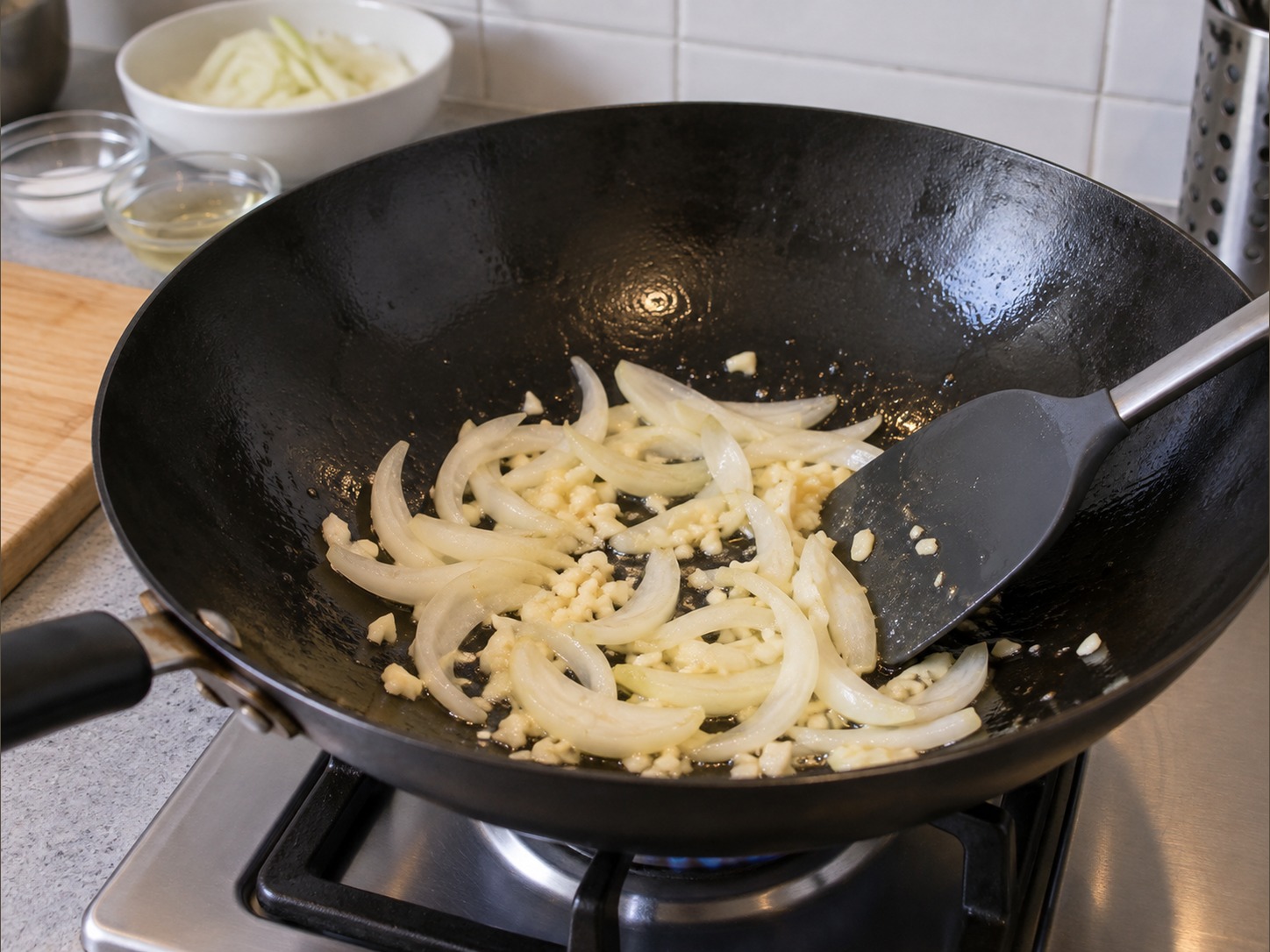 韓式泡菜豬肉拌豆腐 — 鑊中熱食油，炒洋蔥及蒜一分鐘