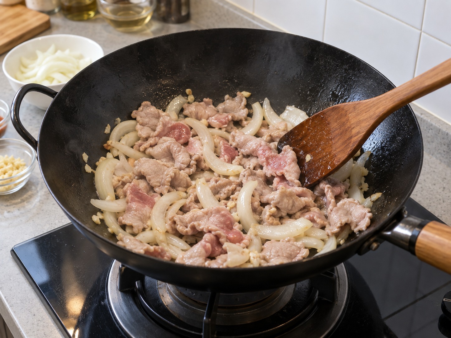 韓式泡菜豬肉拌豆腐 — 放入豬肉炒散三分鐘